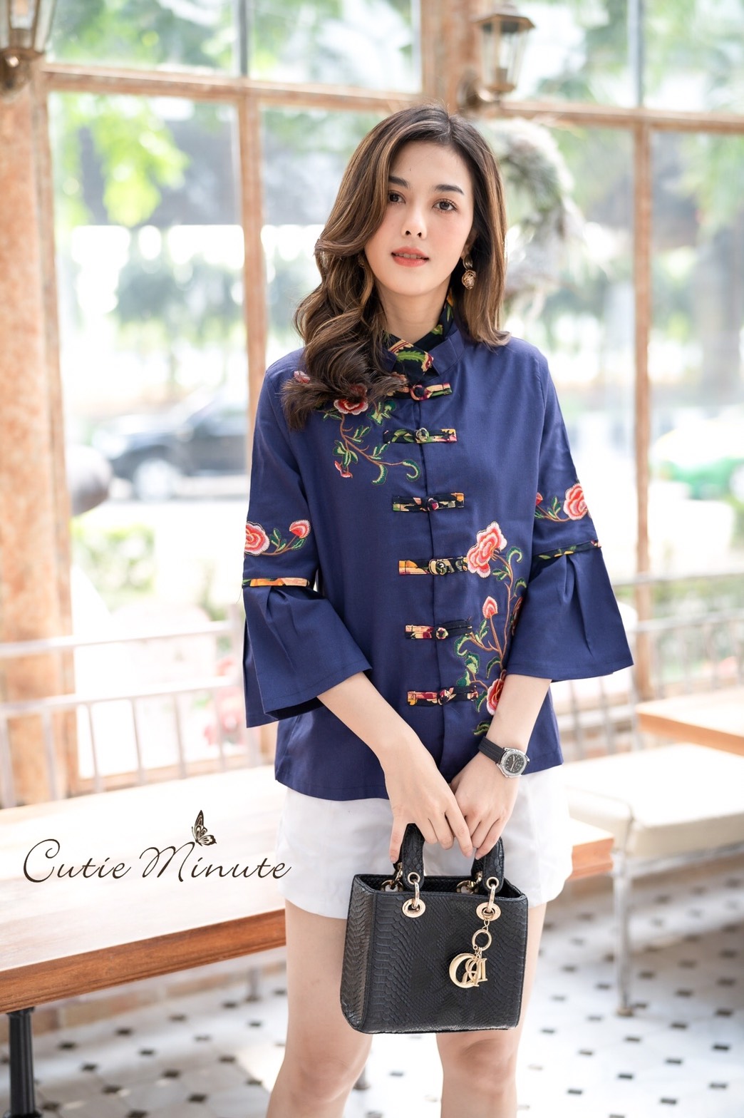 Sale+++#Cutie Minute B3639 เสื้อผ้าฝ้ายลินินเกาหลีเกรดพรีเมี่ยม เสื้อไตส์จีนเก๋เก๋ ดีเทลปกคอ2ชั้นจับจีบสวยงาม แขนจับจีบบานนิดๆ มาพร้อมงานปักดอกไม้สวยมากค่ะ ดีเทลเเน่นทั้งตัว สวยเลอค่ามากค่ะ มี สี เขียว กรม ส้ม อก ฟรีไซส์ 43" เอว ฟรีไซส์ 43" สะโพ