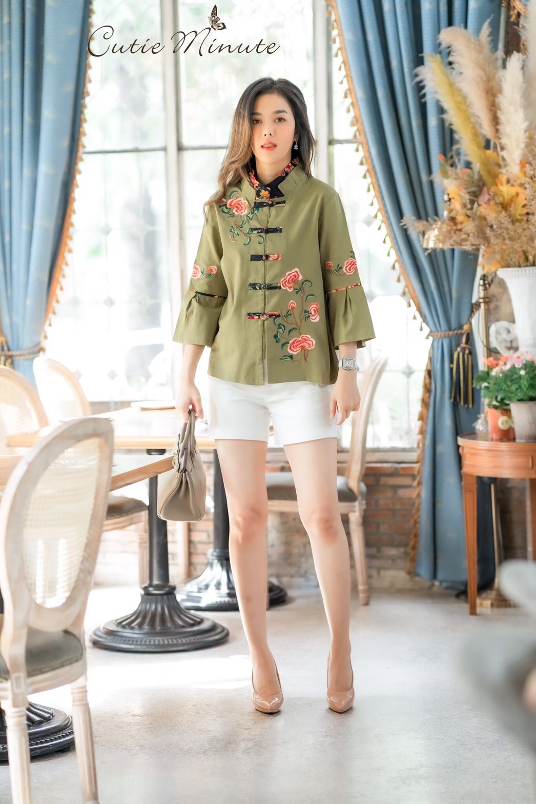 Sale+++#Cutie Minute B3639 เสื้อผ้าฝ้ายลินินเกาหลีเกรดพรีเมี่ยม เสื้อไตส์จีนเก๋เก๋ ดีเทลปกคอ2ชั้นจับจีบสวยงาม แขนจับจีบบานนิดๆ มาพร้อมงานปักดอกไม้สวยมากค่ะ ดีเทลเเน่นทั้งตัว สวยเลอค่ามากค่ะ มี สี เขียว กรม ส้ม อก ฟรีไซส์ 43" เอว ฟรีไซส์ 43" สะโพ