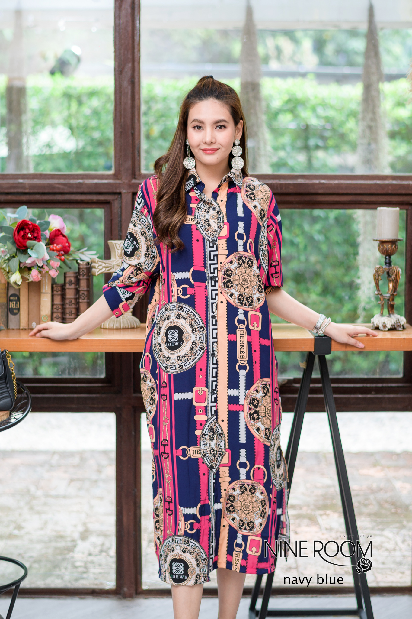 SaLe+++#Nine Room 14106 MAXI SHIRT - แม๊กซี่เชิ๊ตแขนยาวคอปก พร้อมสาบกระดุมยาวด้านหน้า ใช้ผ้าโพลี่ฯผสมซิลล์เกรดพรีเมี่ยม (PREMIUM POLY MIX SILK ) เนื้อผ้าดี ตัวผ้านุ่ม ไม่คัน มีความโดดเด่นด้วยงานพิมพ์ลายไฮแบรนด์ทั้งตัว มาพร้อมกระเป๋าข้างค่ะ •Color |3สี 1.