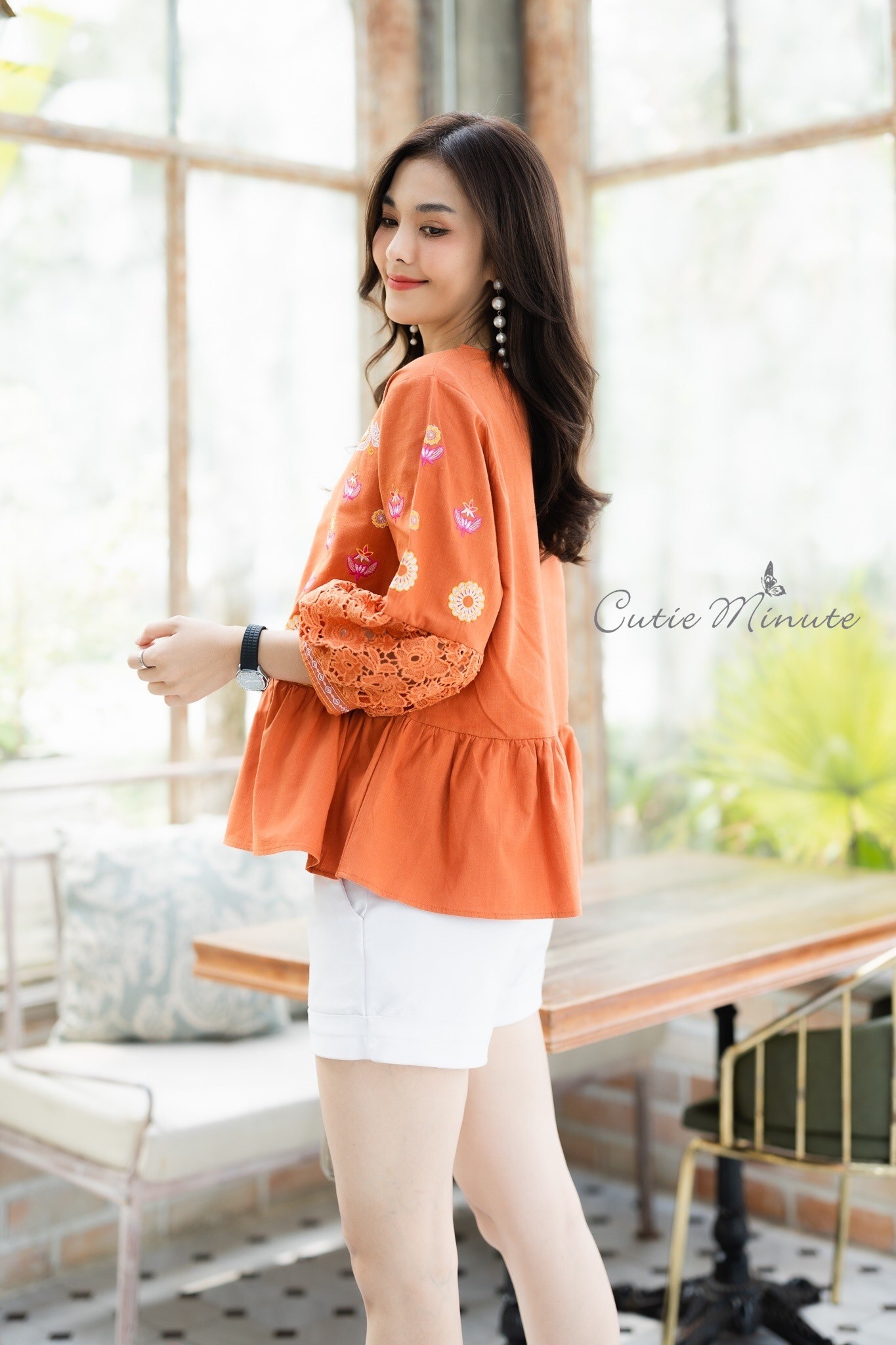 SaLe++#Cutie Minute B3695 เสื้อลินินเกรดพรีเมี่ยม เนื้อผ้าขึ้นลาย เนื้อผ้ามีความนุ่ม ผ้าดีมากค่ะ งานปักฝีมือสวยมากๆค่ะ แต่งเติมแขนด้วยลูกไม้เนื้อหนาสวยสวย เสื้อดีเทลจับจีบระบายเล็กๆ งานปักสวยเนียบ ใส่สวย ใส่สบายจริงๆค่ะ มี 4 สี ฟ้าคราม ส้มอิฐ เขียวไพร ชมพ