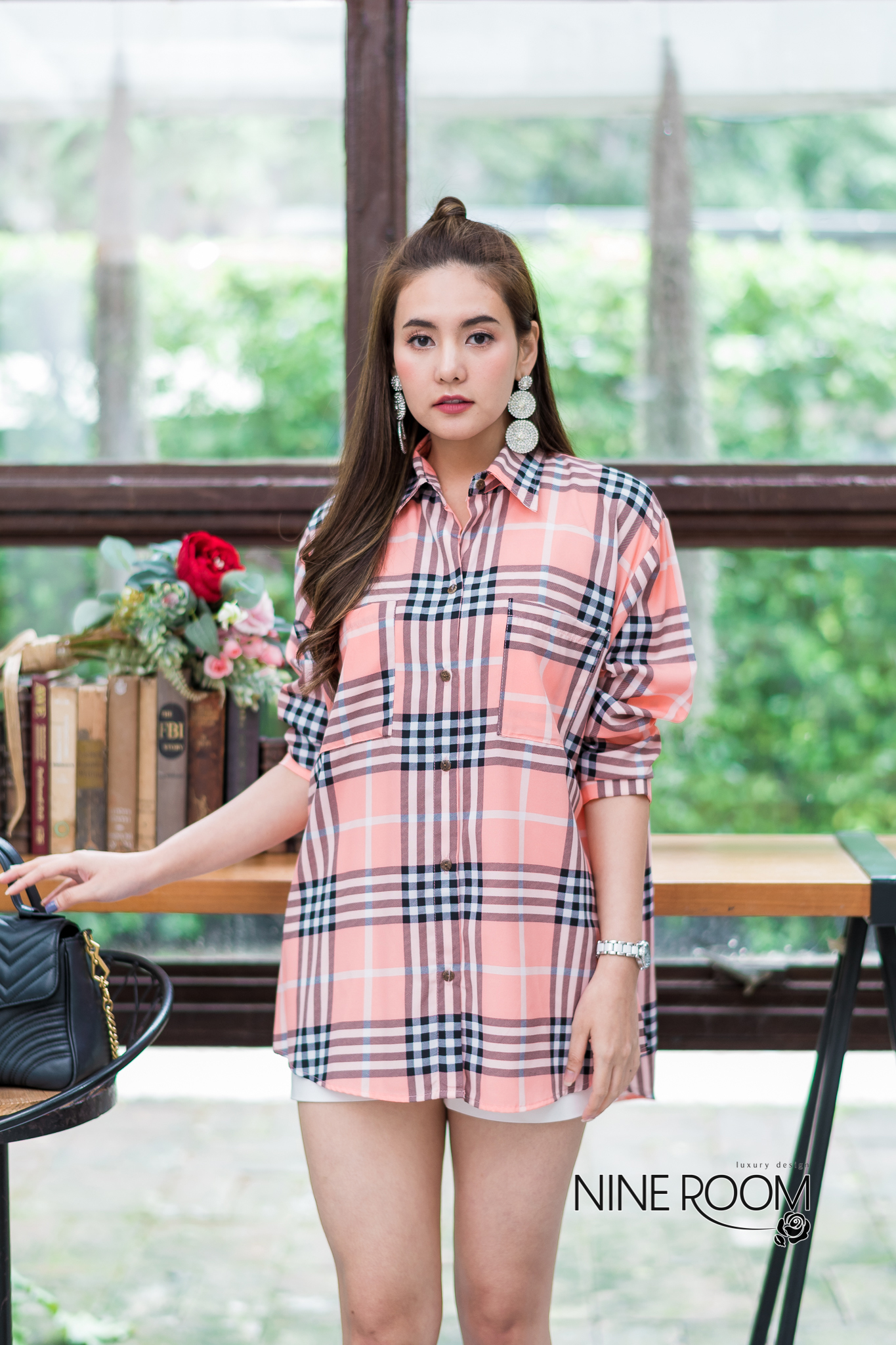 SaLe++B3606 เสื้อเชิ๊ตแขนยาวคอปกพร้อมสาบกระดุมยาวด้านหน้า ใช้ผ้าซิลล์ผสมโพลี่ฯผสมซิลล์ (poly mix silk) ผ้านุ่มผิวสัมผัสดี ใส่สบาย เพิ่มความโดดเด่นด้วยลายพิมพ์สไตล์ไฮแบรนด์ ค่ะ •Color |3 สี 1.CREAM/ครีม 2.NAVY BLUE/กรม 3.PINK/ชมพู •Size อก46"สะโพก48&q