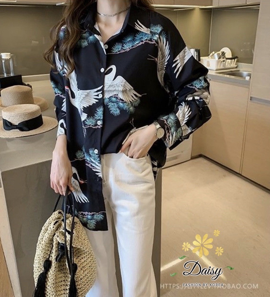 SaLe++#Daisy B3555 เสื้อเชิ้ตผ้าซาตินซิลค์ พิมพ์ลายคมชัด สีดำลายนกกระเรียน ชุดกระดุมหน้า แมทง่ายใส่เข้ากับทุกชุดค่ะ สีดำลายนก ไซส์ อก 40” ยาว 27” หน่วย : นิ้ว / INCHES ลายแต่ละตัวอาจแตกต่างกันเล็กน้อยอยู่ที่การวางผ้า
