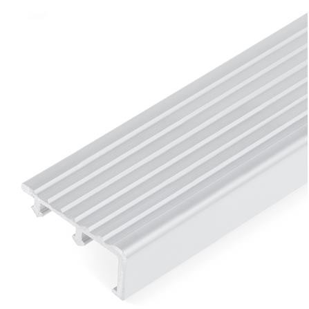 จมูกบันไดอะลูมิเนียม DP NA50 2 ม. สีอะลูมิเนียม ใช้ในการเข้ามุมบันได หรือพื้นที่ที่ต้องการกันลื่น