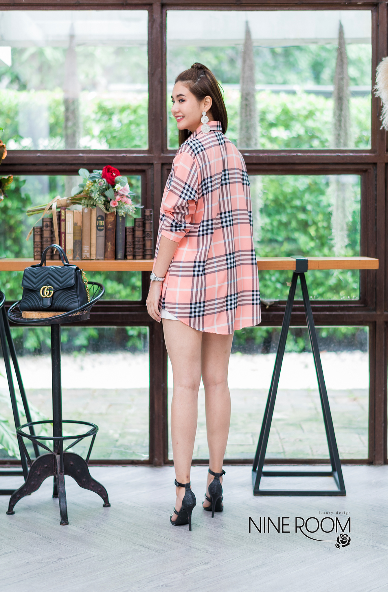 SaLe++B3606 เสื้อเชิ๊ตแขนยาวคอปกพร้อมสาบกระดุมยาวด้านหน้า ใช้ผ้าซิลล์ผสมโพลี่ฯผสมซิลล์ (poly mix silk) ผ้านุ่มผิวสัมผัสดี ใส่สบาย เพิ่มความโดดเด่นด้วยลายพิมพ์สไตล์ไฮแบรนด์ ค่ะ •Color |3 สี 1.CREAM/ครีม 2.NAVY BLUE/กรม 3.PINK/ชมพู •Size อก46"สะโพก48&q