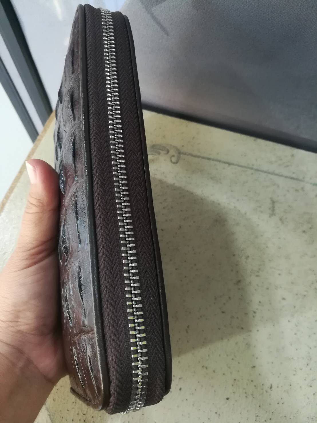 กระเป๋าหนังจระเข้แท้แบบซิปเดี่ยว; สีน้ำตาล