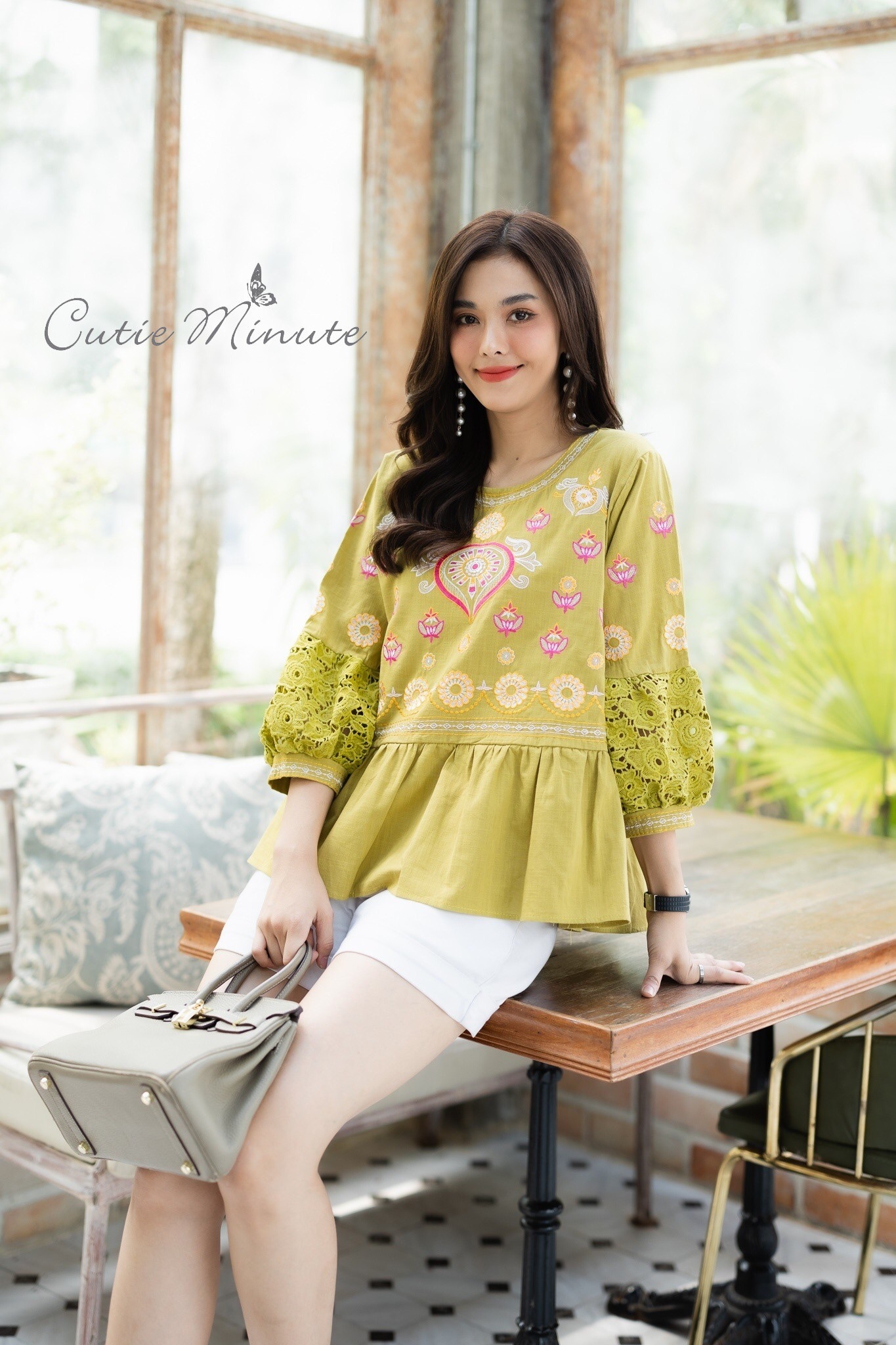 SaLe++#Cutie Minute B3695 เสื้อลินินเกรดพรีเมี่ยม เนื้อผ้าขึ้นลาย เนื้อผ้ามีความนุ่ม ผ้าดีมากค่ะ งานปักฝีมือสวยมากๆค่ะ แต่งเติมแขนด้วยลูกไม้เนื้อหนาสวยสวย เสื้อดีเทลจับจีบระบายเล็กๆ งานปักสวยเนียบ ใส่สวย ใส่สบายจริงๆค่ะ มี 4 สี ฟ้าคราม ส้มอิฐ เขียวไพร ชมพ