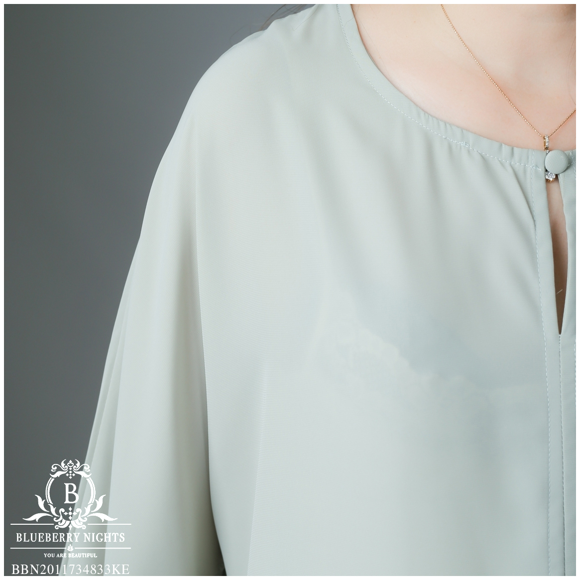 Sale++#Blueberry Nights B3610 เสื้อเชิ้ตชีฟองแขนยาว สีพื้นเรียบหรู ผ้าชีฟองเบรนด์เนื้อนุ่มสวยสุดหรู ผ้าเนื้อดีสัมผัสนุ่มใส่สบายมากๆค่ะ แพทเทิร์นเสื้อเชิ้ตแขนยาวติดกระดุมปลายแขน ช่วงล่างของแขนผ่าสวยเก๋ 4 สีคลาสสิค สีเขียว/ สีเทา/ สีเหลือง/ สีขาว ขนาด รอบอก