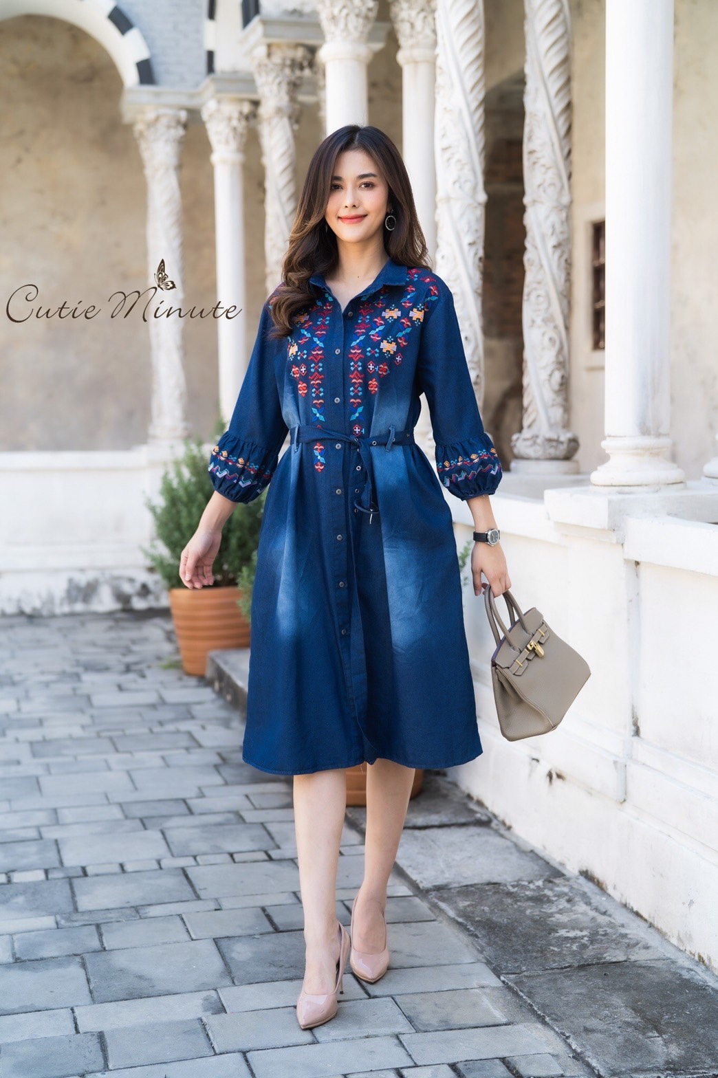 SaLe+++14082 Maxi+Mark เดรสผ้ายีนส์เกรดพรีเมี่ยม เนื้อผ้ามีความนุ่ม ผ้ายืดหยุ่นใส่สบาย แขนปลายพองเล็กๆงานฟอกสวยๆ ดีเทลปักลายสวยมากค่ะ มีกระเป๋า2ข้าง มาพร้อมกับเข็มขัด แยกชิ้นมากับชุด งานสวยเกรดระดับขึ้นห้างใส่แล้วสวยเก๋ ไม่ซ้ำใครนะคะ ** Mask ทรงสวยปรับเข้