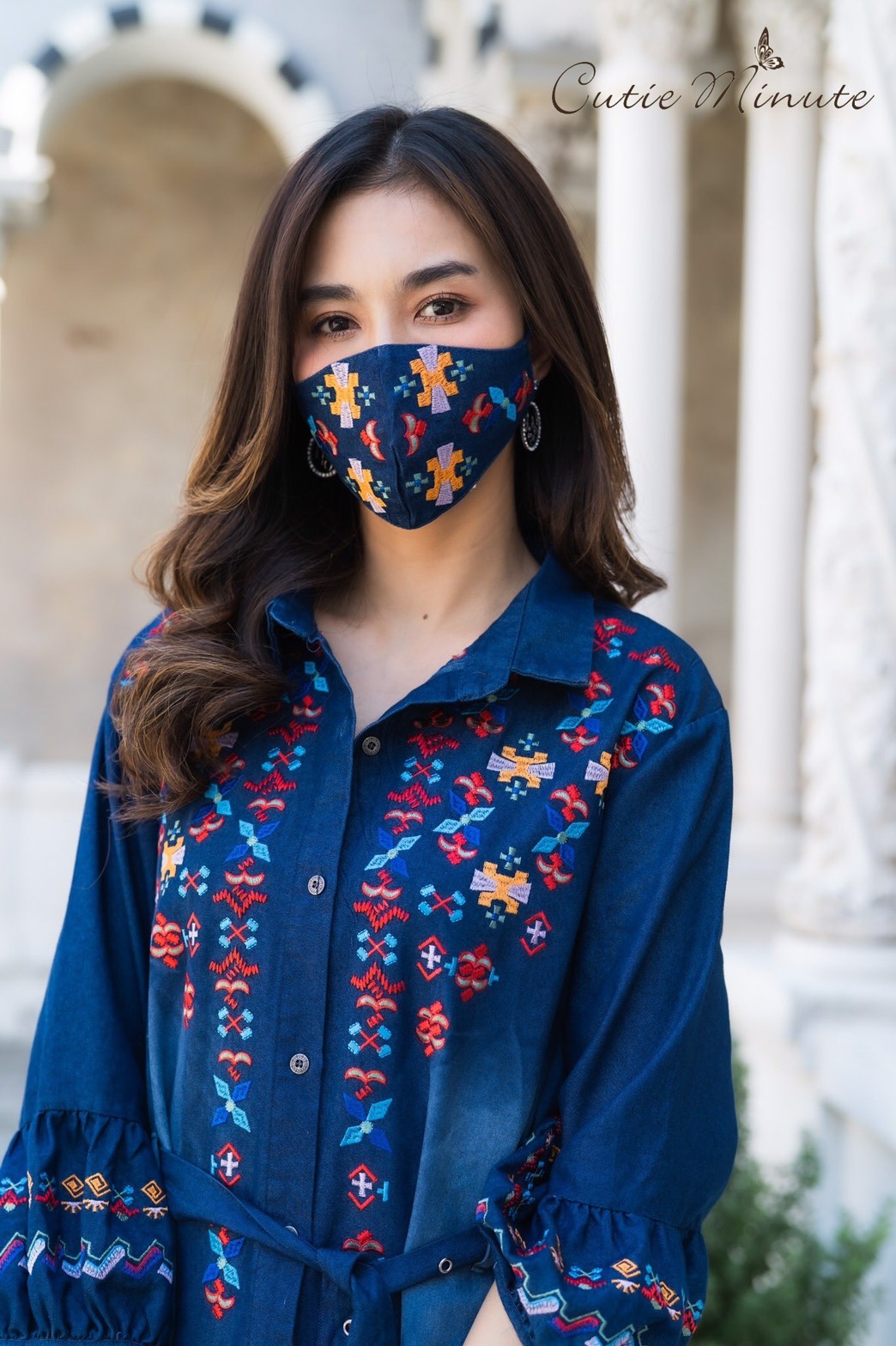 SaLe+++14082 Maxi+Mark เดรสผ้ายีนส์เกรดพรีเมี่ยม เนื้อผ้ามีความนุ่ม ผ้ายืดหยุ่นใส่สบาย แขนปลายพองเล็กๆงานฟอกสวยๆ ดีเทลปักลายสวยมากค่ะ มีกระเป๋า2ข้าง มาพร้อมกับเข็มขัด แยกชิ้นมากับชุด งานสวยเกรดระดับขึ้นห้างใส่แล้วสวยเก๋ ไม่ซ้ำใครนะคะ ** Mask ทรงสวยปรับเข้