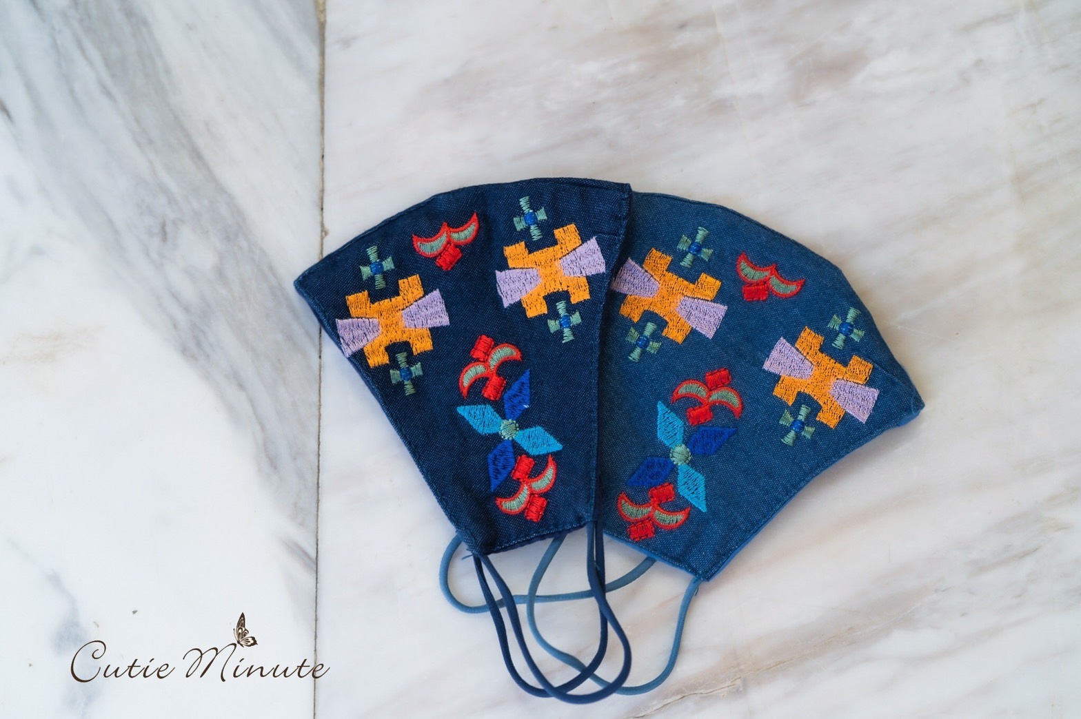 SaLe+++14082 Maxi+Mark เดรสผ้ายีนส์เกรดพรีเมี่ยม เนื้อผ้ามีความนุ่ม ผ้ายืดหยุ่นใส่สบาย แขนปลายพองเล็กๆงานฟอกสวยๆ ดีเทลปักลายสวยมากค่ะ มีกระเป๋า2ข้าง มาพร้อมกับเข็มขัด แยกชิ้นมากับชุด งานสวยเกรดระดับขึ้นห้างใส่แล้วสวยเก๋ ไม่ซ้ำใครนะคะ ** Mask ทรงสวยปรับเข้