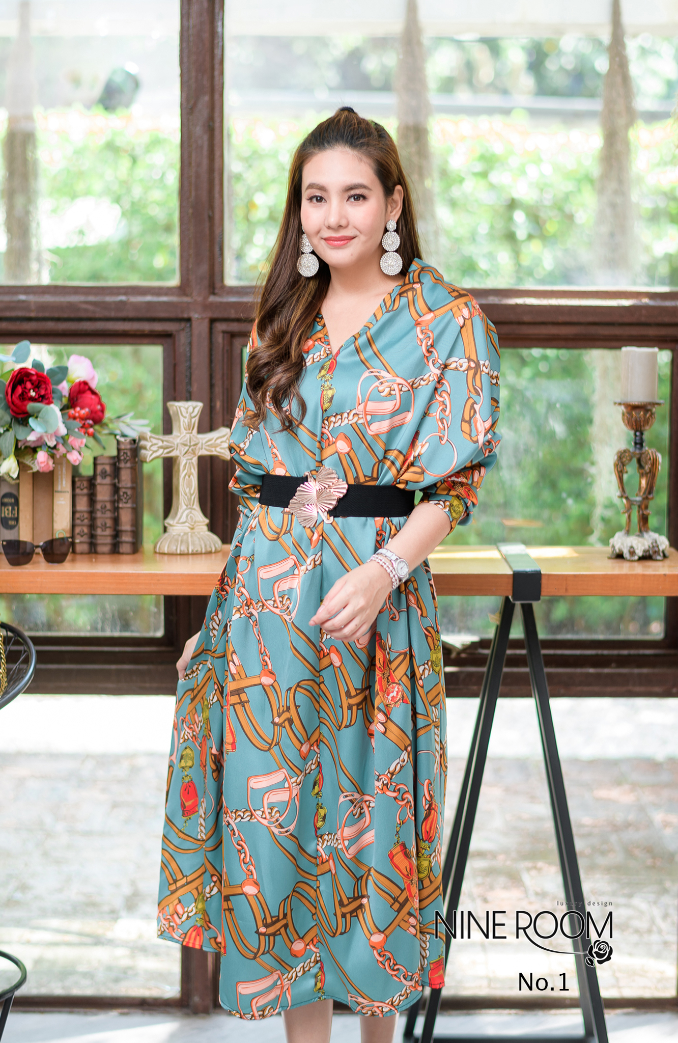 SaLe+++#Nine room 14088 MAXI DRESS - แม๊กซี่เดรสคอถ่วงส่วนด้านหลังจับจีบ เป็นทรงปล่อยๆ ใช้ผ้าซาตินผสมซิลล์เกรดพรีเมี่ยม(PREMIUM SATIN MIX SILK) ซึ่งรวมเอาคุณสมบัติที่ดีของผ้าทั้งสองแบบ ทำให้ตัวผ้าให้ผิวสัมผัสดี นุ่ม ใส่สบายมาก โดดเด่นด้วยงานพิมพ์สไตล์ไฮแบ
