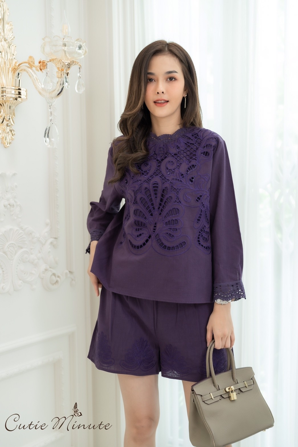 SaLe++14015**ชุดเซ็ท+Maskขาสั้นผ้าลินินเกรดพรีเมี่ยม เนื้อผ้าดี งานดีเทลปักฉลุทั้งตัวสวยมากค่ะ อลังการสุดๆ แต่งขอบตัวผ้าลูกไม้ ชุดเซ็ทดีไซน์สวยเก๋ มีซับในทั้งชุด กางเกงมีกระเป๋าซ่อน ชุดสวยผ้าดีใส่สบาย เหมาะกับอากาศบ้านเรามากๆค่ะ ** Mask ทรงสวยปรับเข้ากับโ