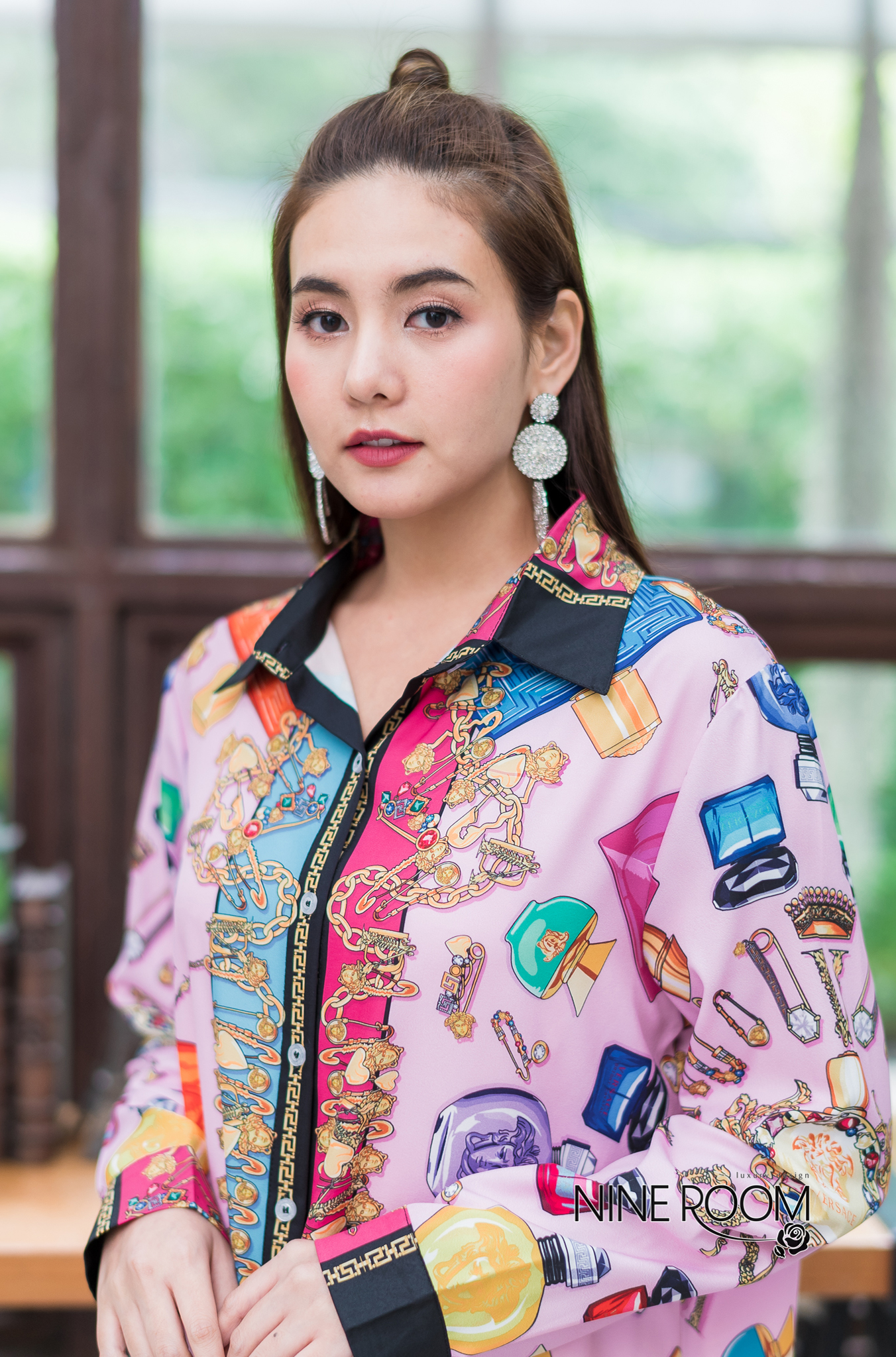 SaLe++B3599 เชิ๊ตแขนยาวคอปกพร้อมสาบกระดุมยาวด้านหน้า ใช้ผ้าซิลล์ผสมโพลี่ฯ(silk mix poly) ผ้านุ่มผิวสัมผัสดี ใส่สบาย เพิ่มความโดดเด่นด้วยลายพิมพ์ •Color |3 สี 1.No.1/ลาย1 2.No.2/ลาย2 3.No.3/ลาย3 •Size อก44"สะโพก46"ยาว29.5" ต้นแขน22" แขน