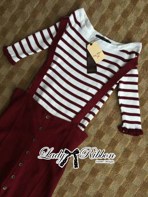 SAlE++D7446**set ผ้าไหมพรมทอลายทางสีแดง ตัวนี้จะเหมือนกับเป็นเอี๊ยมหน่อยๆนะคะ คือมีสายคาดจากไหล่ไปถึงกระโปรงน่ารักมากๆ ช่วงตัวเสื้อเป็นแขนสามส่วน ทอลายทางสีแดง-ขาว ช่วงกระโปรงที่เป็นเหมือนใส่เอี๊ยมเป็นสีแดงทั้งหมด ติดกระดุมด้านหน้า ผ่าหน้าด้วยแต่ไม่สูงค่ะ