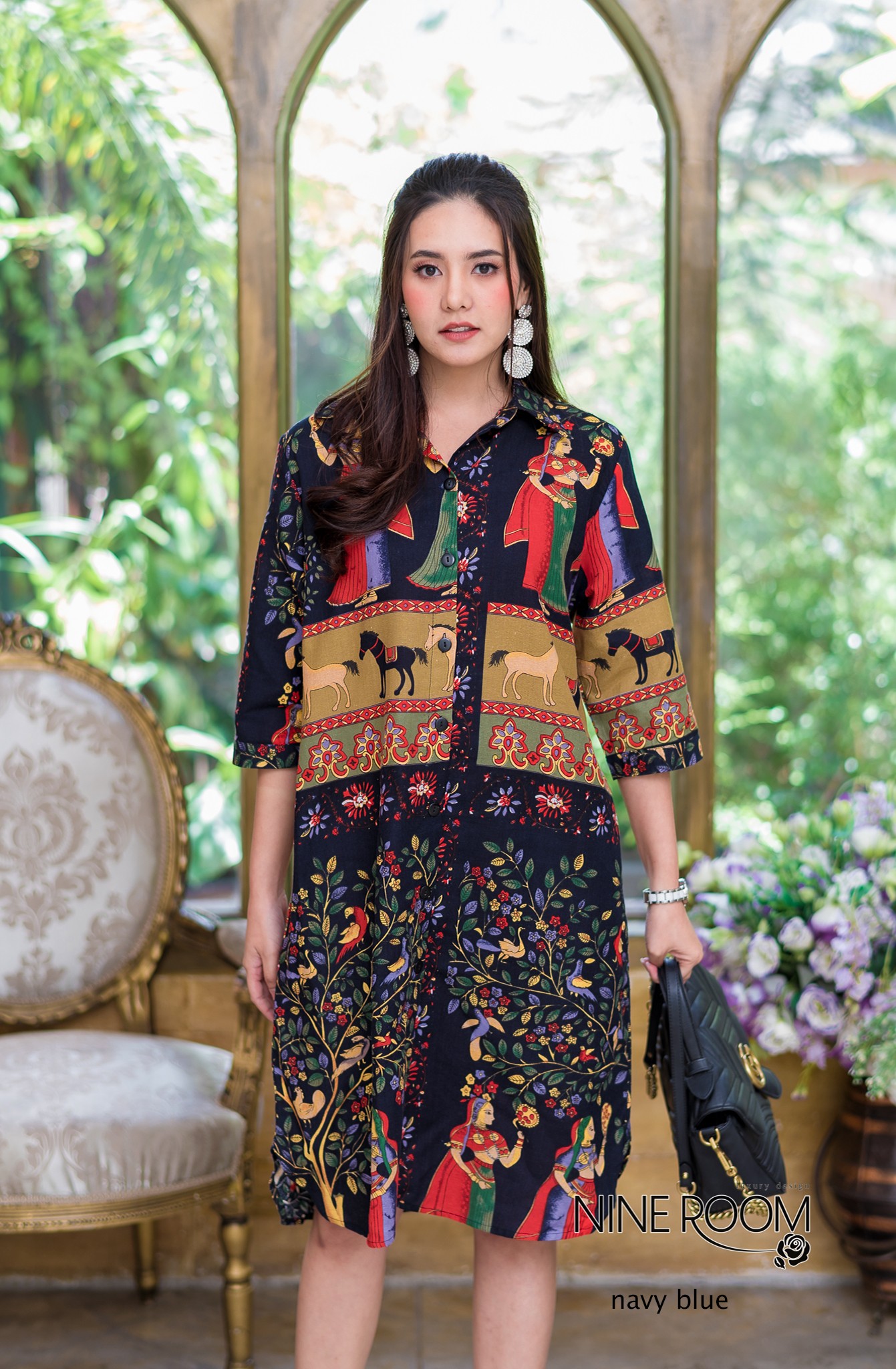 SaLe+++#Nine Room 14046 SHIRT DRESS -เชิ๊ตเดรสคอปก พร้อมสาบกระดุมยาวด้านหน้าใช้ผ้าฝ้ายผสมลินิน(cotton mix linen) ตัวผ้าไม่หนา-ไม่บาง ระบายอากาศดี ไม่ร้อน มีความโดดเด่นด้วยลายอิยิปต์-ฟาโรห์ลายสวยๆทั้งตัว เสริมคัทติ้งด้วยการผ่าชายข้างเพื่อความสวยงาม และมีกร