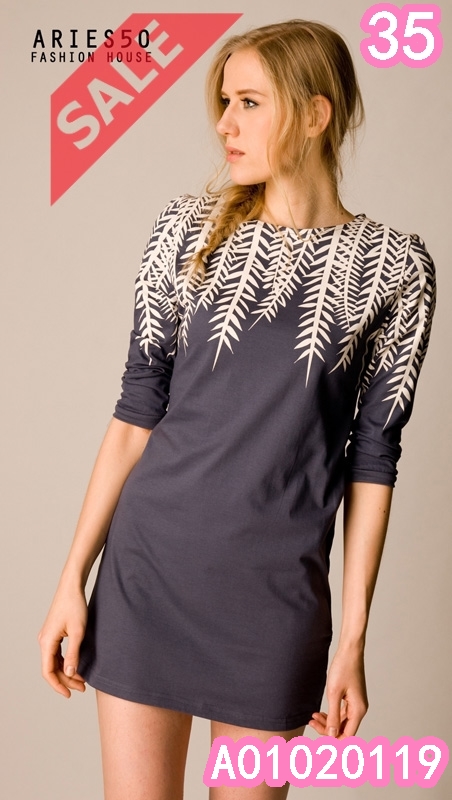 SaLe+++Aries50**A01020119**Fern** เดรสคอกลม แขนสามส่วน ลายใบเฟิร์น เรียบดูดีมีสไตล์ ใส่สบายได้หลายโอกาส ด้านหลังลายเหมือนกัน ผ้าCotton100% เนื้อนุ่มยืดได้ (นางแบบสูง 178 cm) ✳ Color : สี DGY – เทาเข้ม VLT – ม่วงอมชมพู Size : Free Size / Plus Size ▪