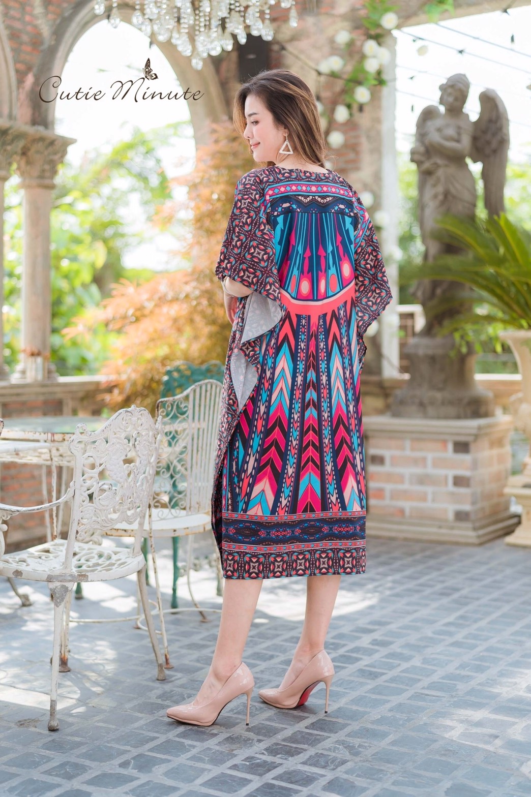 SaLe++#Cutie Minute 13954**MAXI เดรสผ้าโพลีเอสเตอร์เนื้อนิ่ม พิมพ์ลวดลายเส้นกราฟฟิก ทรงค้างคาวเหมาะกับ summer นี้เลยค่ะ อก ฟรีไซส์ 48" เอว ฟรีไซส์ 52" สะโพก ฟรีไซส์ 58" วงแขนบน 22" แขนยาว 14" (จากต้นคอ) ขอบแขนล่าง ฟรีไซส์ เดรสยาว