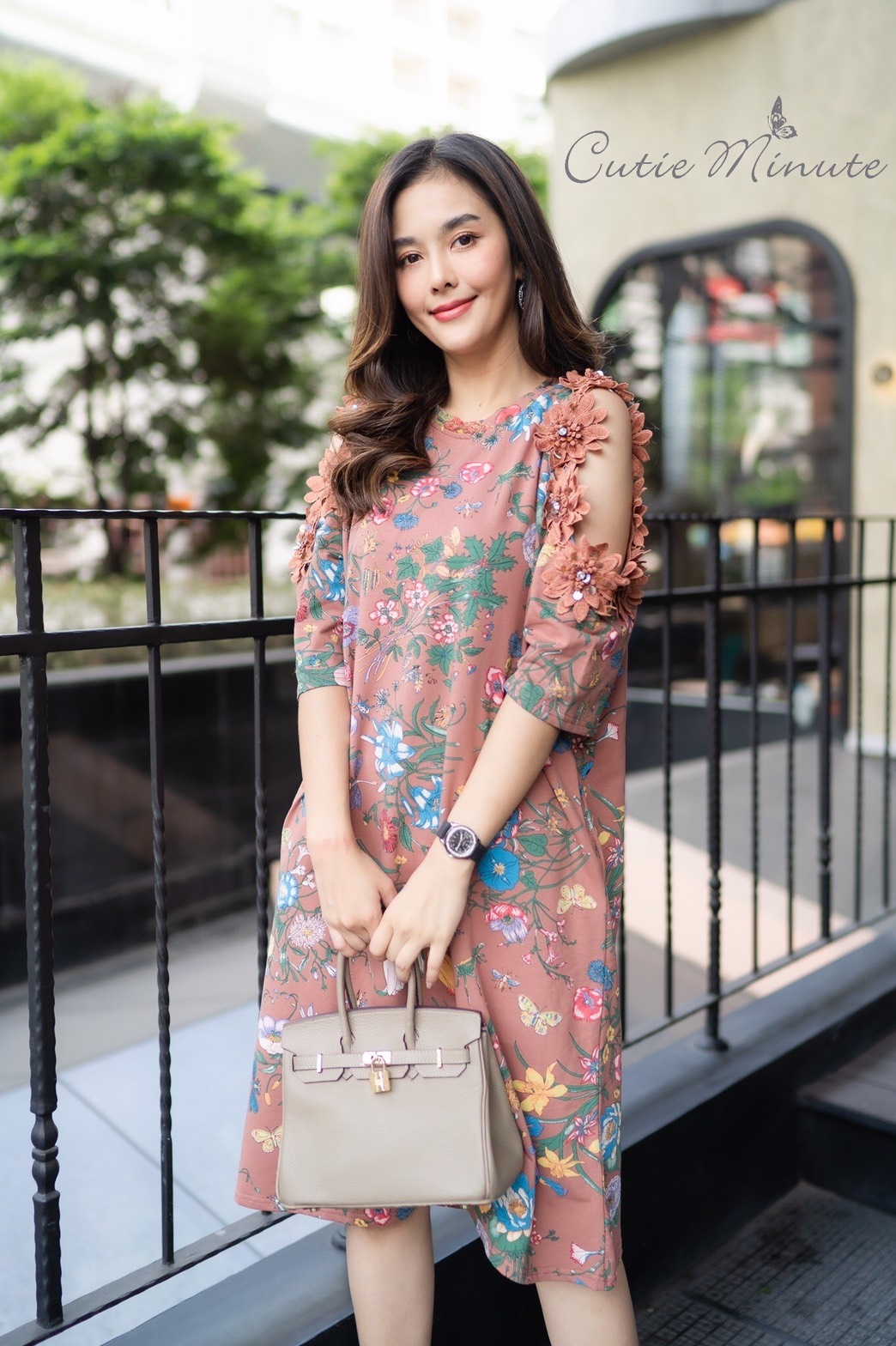 SaLe++#Cutie Minute 14109 เดรสผ้ายืดSpendexเกาหลีเกรดพรีเมียม ผ้าเนื้อเนียนละเอียด ผ้าดีมาก ผ้ายืดได้เยอะมากค่ะ ดีเทลแขนเว้าหัวไหล่ประดับลูกไม้ 3 มิติรอบๆ เดรสเรียบหรูใส่แล้วดูแพงมากค่ะ มีกระเป๋าซ่อน บอกเลยค่ะตัวนี้งานดีสวยมากค่ะ ** Mask ทรงสวยปรับเข้ากับ