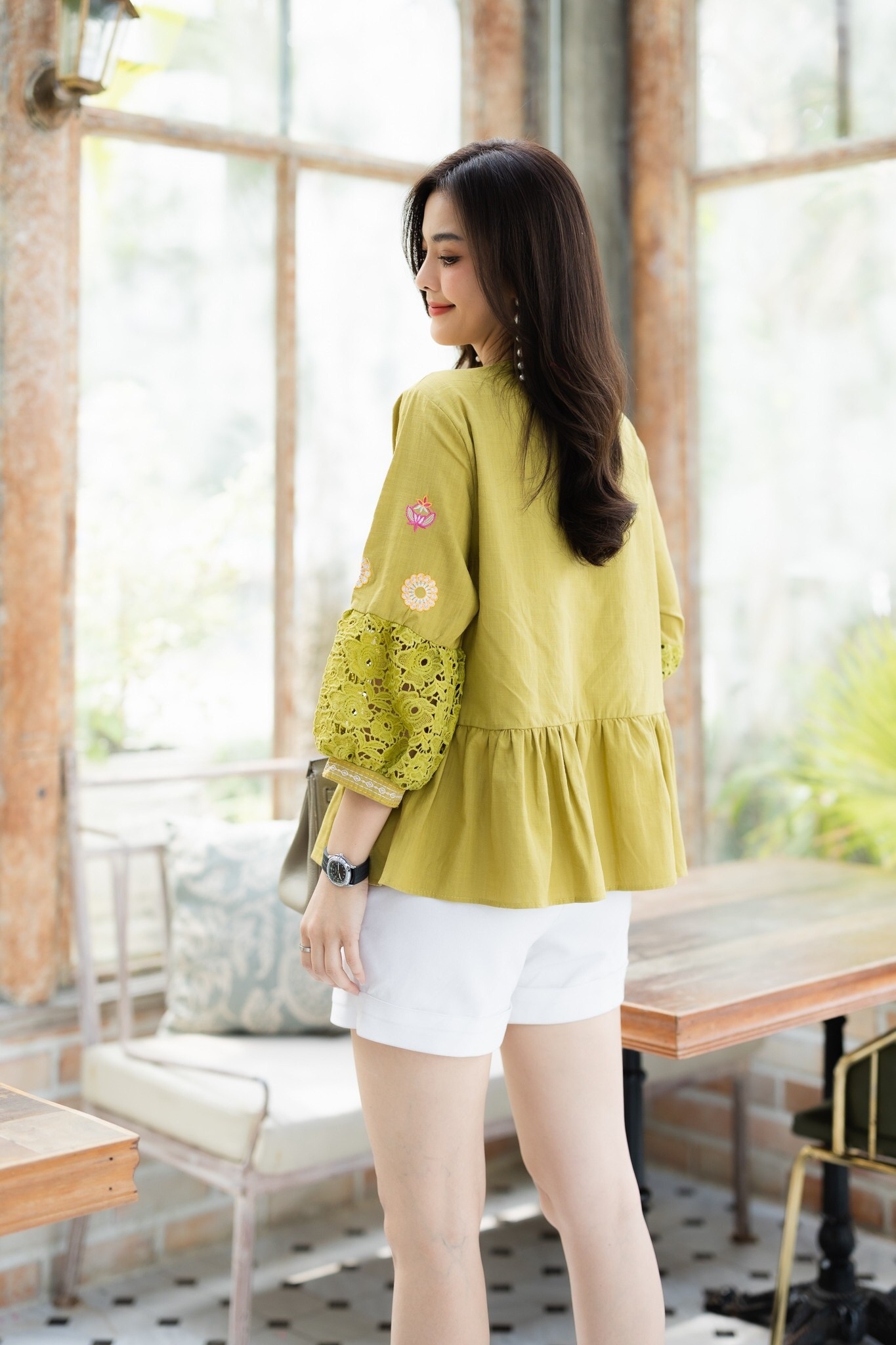 SaLe++#Cutie Minute B3695 เสื้อลินินเกรดพรีเมี่ยม เนื้อผ้าขึ้นลาย เนื้อผ้ามีความนุ่ม ผ้าดีมากค่ะ งานปักฝีมือสวยมากๆค่ะ แต่งเติมแขนด้วยลูกไม้เนื้อหนาสวยสวย เสื้อดีเทลจับจีบระบายเล็กๆ งานปักสวยเนียบ ใส่สวย ใส่สบายจริงๆค่ะ มี 4 สี ฟ้าคราม ส้มอิฐ เขียวไพร ชมพ