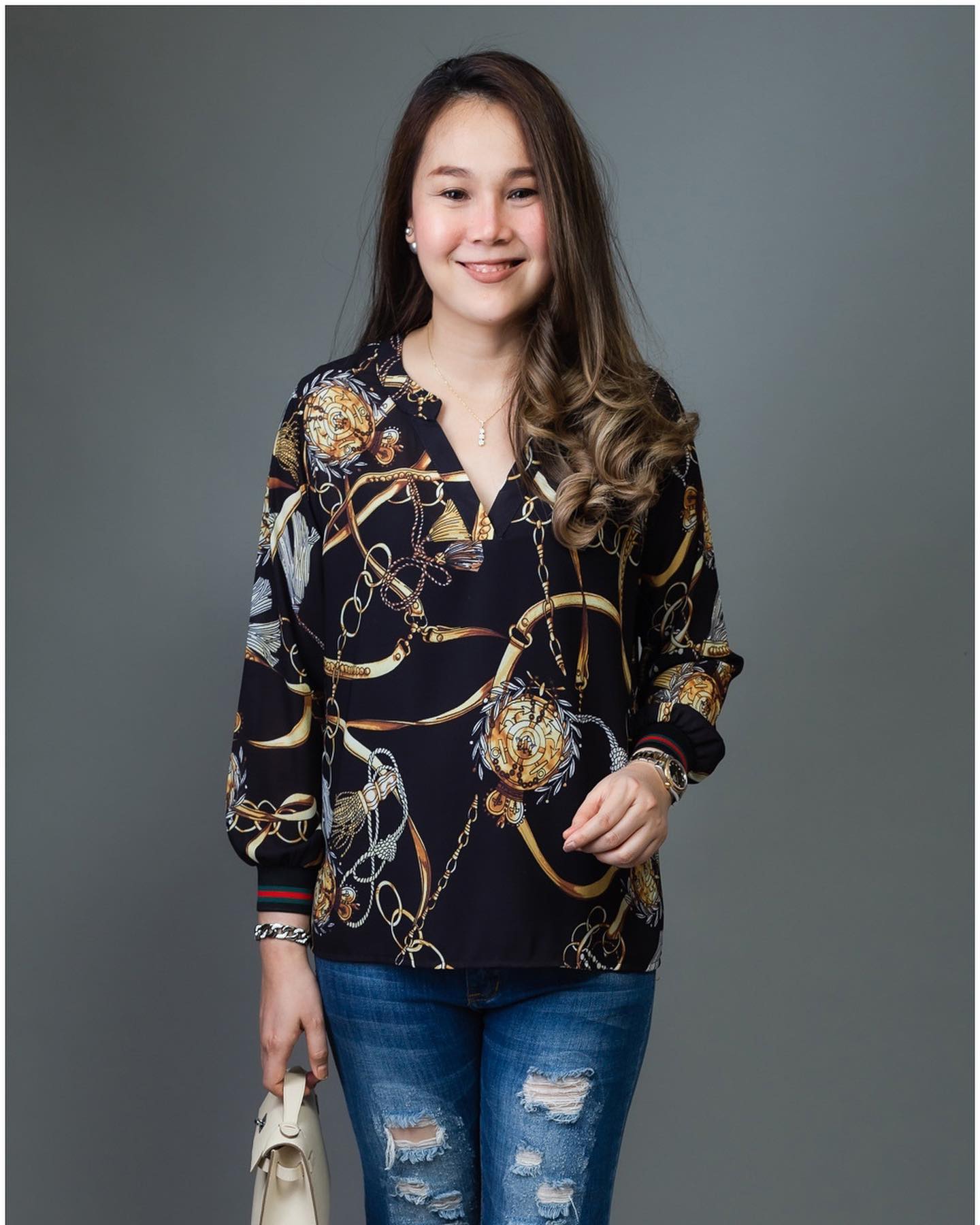 SaLe++ #Blueberry Nights B3679 NEW พรีเมี่ยมคลาสสิคเสื้อแบรนด์เนมทีเชิ้ตคอวีแขนยาว ผ้าโพลีเอสเตอร์ผสมเนื้อนุ่มเกรดพรีเมี่ยม ตัดเย็บสวยเนี้ยบสไตล์แบรนด์เนมสุดหรู แพทเทิร์นเสื้อคอวีแขนยาว ปลายแขนยางยืดสุดเก๋ พิมพ์ลายสีคมชัดสวยเป๊ะ เหมาะสำหรับสาวๆๆรอบอก(36-4