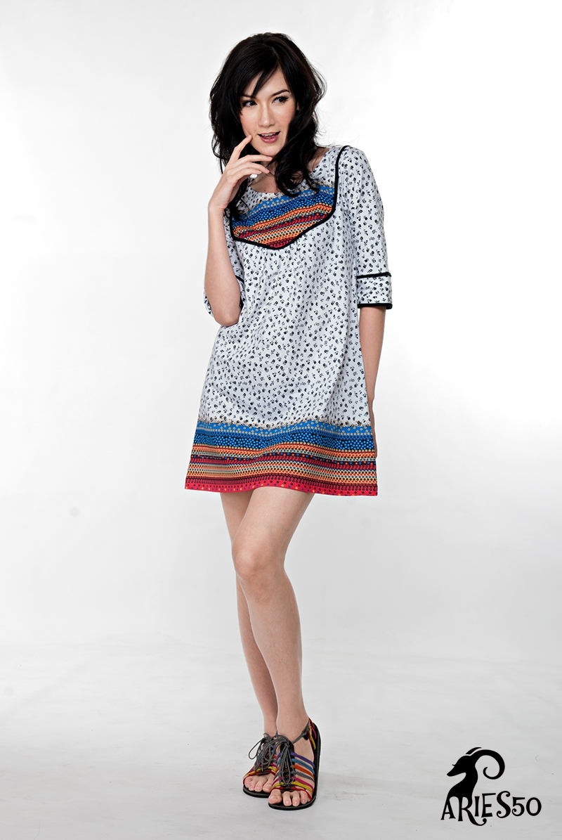 Sale++Aries50** A00160012**Amish****ชุดเดรสลายดอกไม้ห้นาหลัง คอกลม แขนสามส่วน ตัดต่อช่วงอกและปลายแขน ทรงเอ ใส่สบาย เนื้อผ้า Cotton100% Color : 3 สี WHT – ขาว LPK – ชมพูอ่อน CRM - ครีม F อก 35" / สะโพก 42" / ยาว 33" / วงแขน 17" / แขนยาว