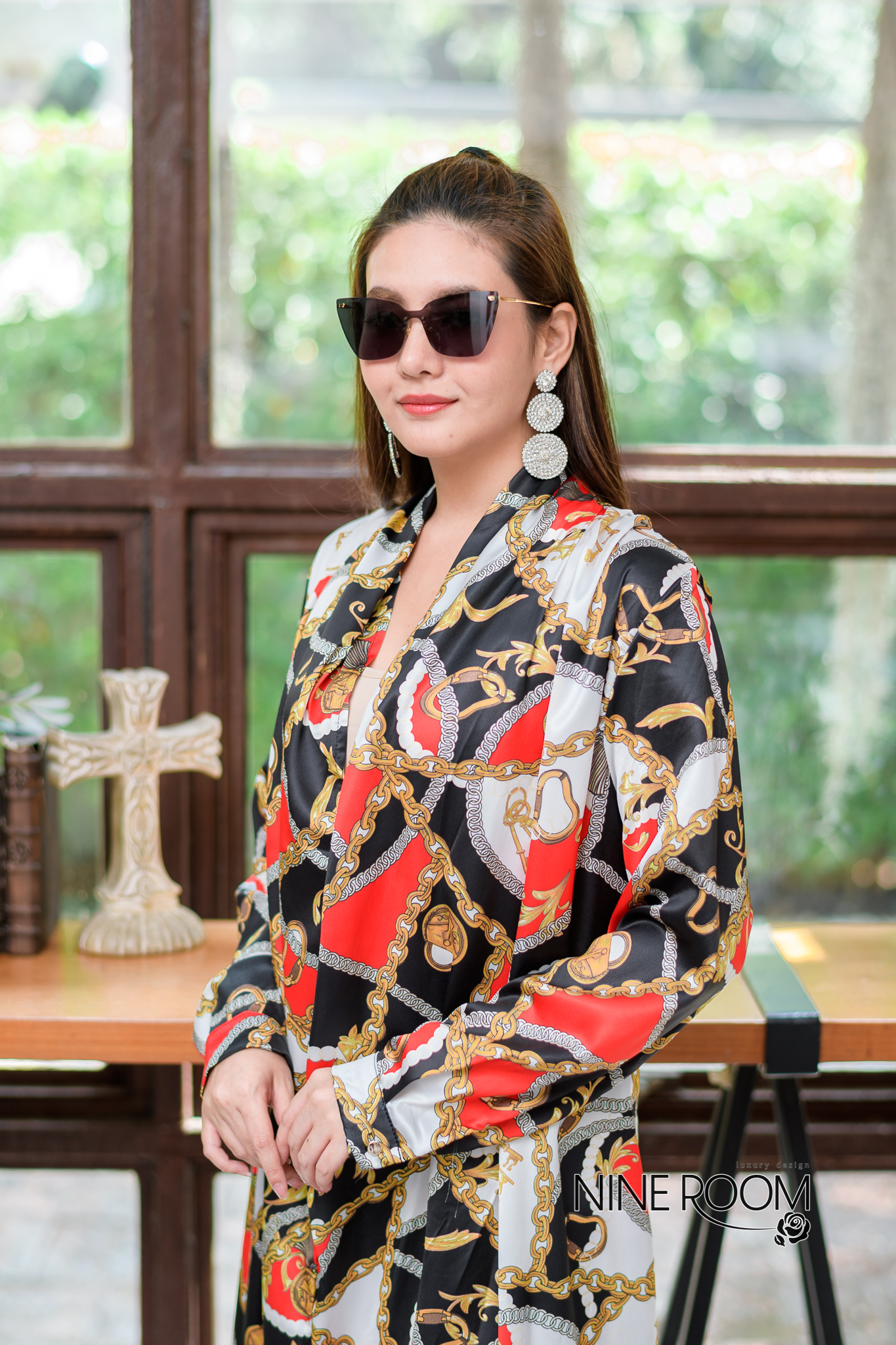 SaLe+++#Nine room 14088 MAXI DRESS - แม๊กซี่เดรสคอถ่วงส่วนด้านหลังจับจีบ เป็นทรงปล่อยๆ ใช้ผ้าซาตินผสมซิลล์เกรดพรีเมี่ยม(PREMIUM SATIN MIX SILK) ซึ่งรวมเอาคุณสมบัติที่ดีของผ้าทั้งสองแบบ ทำให้ตัวผ้าให้ผิวสัมผัสดี นุ่ม ใส่สบายมาก โดดเด่นด้วยงานพิมพ์สไตล์ไฮแบ