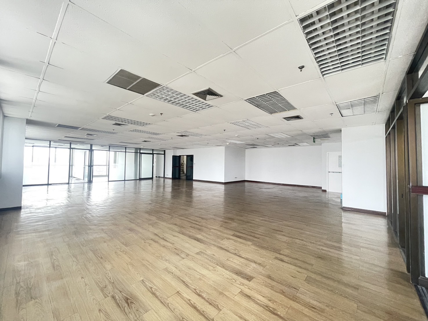 83457- ด่วน!! โปรโมชั่นลดราคา!! ให้เช่า อาคาร เจ.เพลส ทาวเวอร์ ช่องนนทรี กรุงเทพ