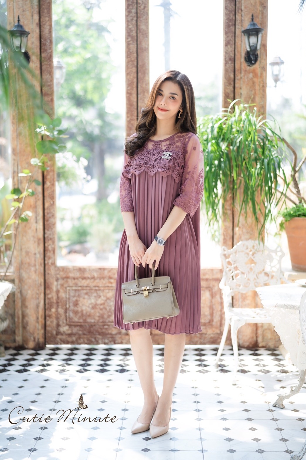 Sale+++#Cutie Minute 14104 เดรสผ้าชีฟองเกาหลีเกรดพรีเมี่ยม เนื้อผ้าดีมากค่ะ อัดพลีทแน่นๆ ด้านบนใช้ผ้าออเเกนซ่างานปักลูกไม้สุดหรูเริ่ด เดรสทรงโอเวอร์ไซส์ใส่เก๋ๆ สวยครบจริงๆค่ะ ใส่ไปงานดูดีสุดสุด งานสวยตัดเย็บดีเนี๊ยบ มี 5 สี เลือดหมู กรม ชมพูกลีบบัว (สีใหม