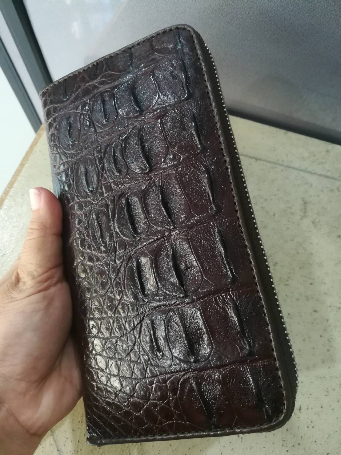 กระเป๋าหนังจระเข้แท้แบบซิปเดี่ยว; สีน้ำตาล