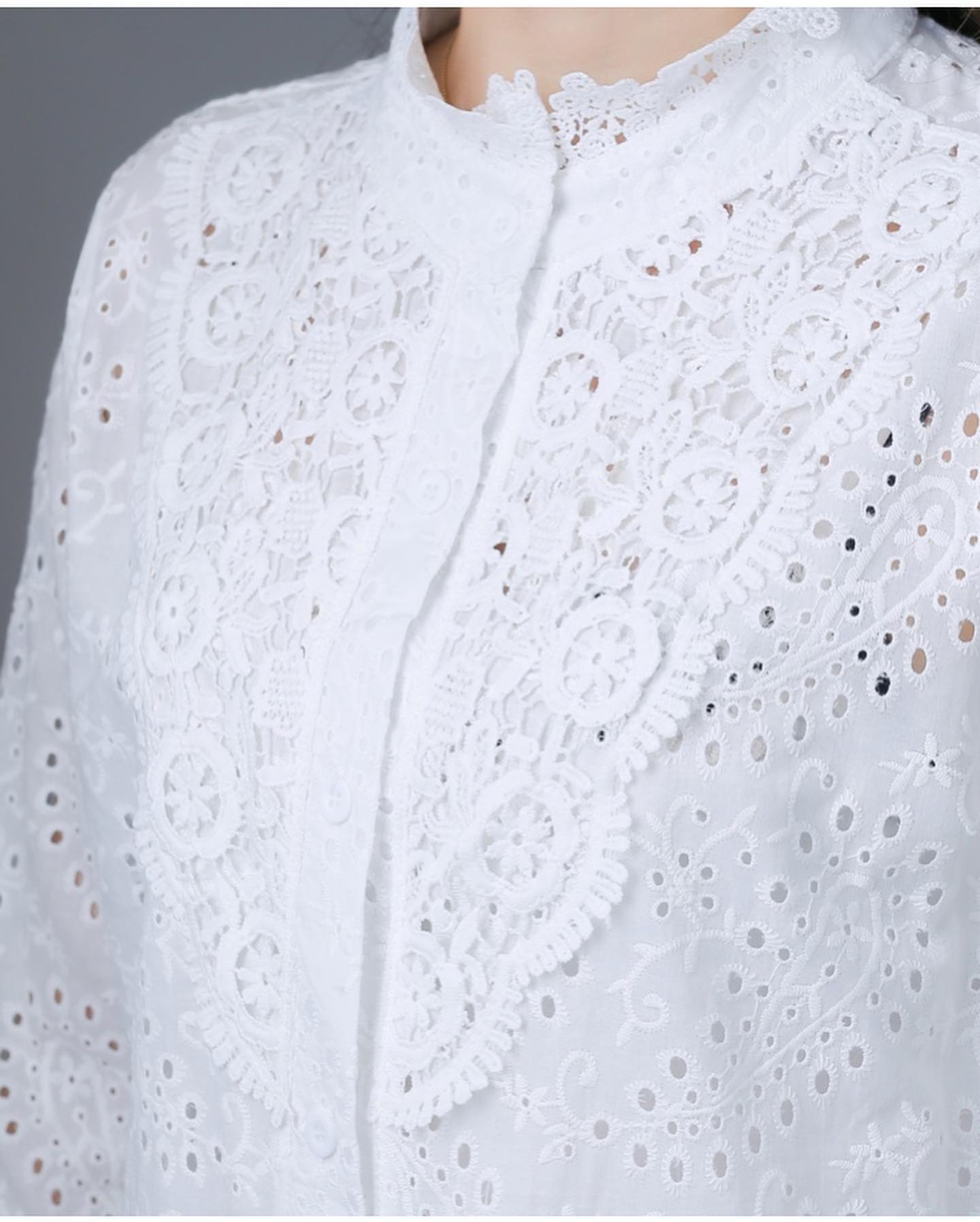 Sale+++#Blueberry Nights B3676 New เสื้อคอตต้อนทีเชิ้ตแบรนด์เนมเกาหลี ผ้าคอตต้อนเกรดพรีเมี่ยม เนื้อดีมากสัมผัสนุ่มเบาใส่สบายค่ะ แพทเทิร์นเสื้อทีเชิ้ต ดีเทลผ้าคอตต้อนฉลุปักลายสวยทั้งตัว กระดุมหน้ายาวตลอด ช่วงอกประดับลูกไม้สวยหรู ปลายแขนยางยืด เหมาะสำหรับสา