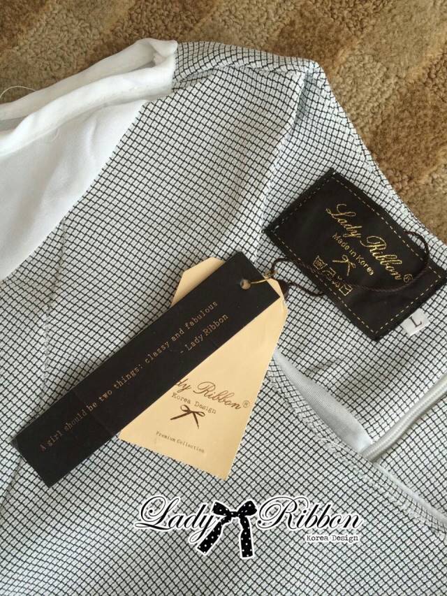 SAlE++D7573**อก36**เซ็ตเสื้อคัทเอาท์ไหล่ตัดต่อผ้าชีฟองและกระโปรงระบาย ตัวเสื้อเป็นทรงคัทเอาท์ที่ไหล่ ช่วงแขนตัดต่อผ้าชีฟองสีขาว ช่วงตัวเป็นผ้าคอตตอนแบบหนาลายตารางละเอียด มาพร้อมเข็มกลัด c ไขว้ประดับเพชรแบบแบรนด์ชาแนล กระโปรงเป็นทรงรัฟเฟิ้ล ระบายช่วงปลาย เ