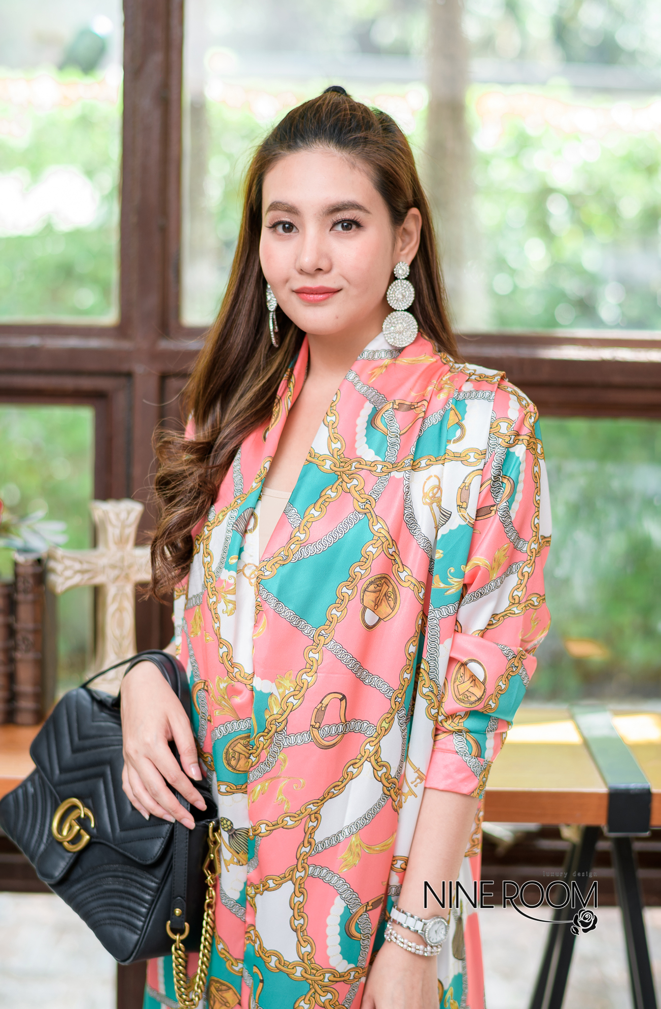 SaLe+++#Nine room 14088 MAXI DRESS - แม๊กซี่เดรสคอถ่วงส่วนด้านหลังจับจีบ เป็นทรงปล่อยๆ ใช้ผ้าซาตินผสมซิลล์เกรดพรีเมี่ยม(PREMIUM SATIN MIX SILK) ซึ่งรวมเอาคุณสมบัติที่ดีของผ้าทั้งสองแบบ ทำให้ตัวผ้าให้ผิวสัมผัสดี นุ่ม ใส่สบายมาก โดดเด่นด้วยงานพิมพ์สไตล์ไฮแบ