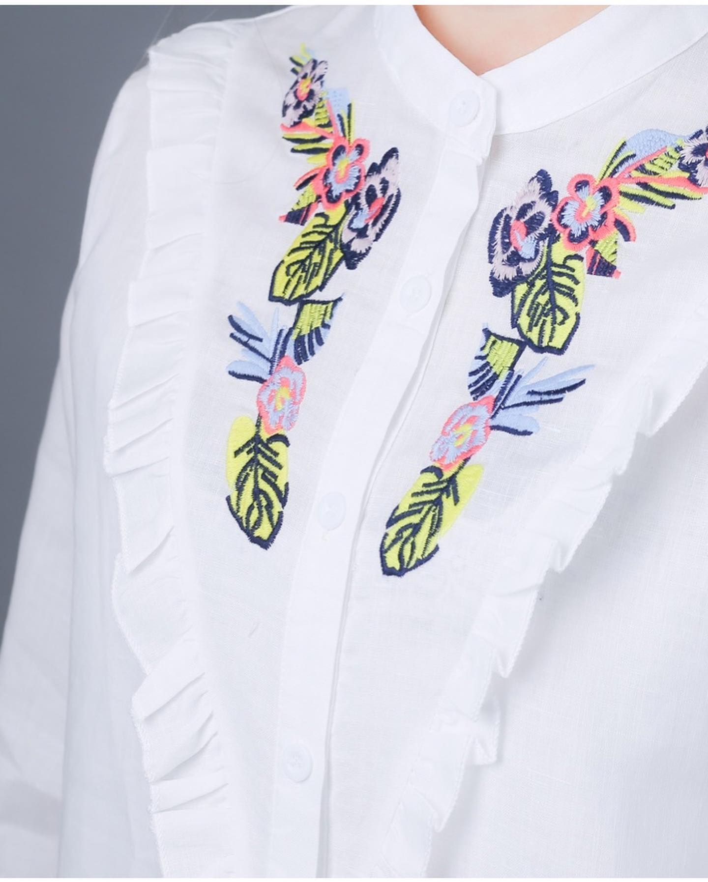 Sale++++++#Blueberry Nights B3653 เสื้อเชิ้ตลินิน100% ปักดิ้นสีคลาสสิค ผ้าลินิน100% เนื้อนุ่มใส่สบายมากค่ะ แพทเทิร์นเสื้อเชิ้ตคอจีนแขนยาวกระดุมหน้ายาว รุ่นขายดีมากๆค่ะ ดีเทลช่วงอกเย็บระบายปักดิ้นหน้าอกสวยสุดหรู ♡เหมาะสำหรับสาวๆๆรอบอก(38-44)♡