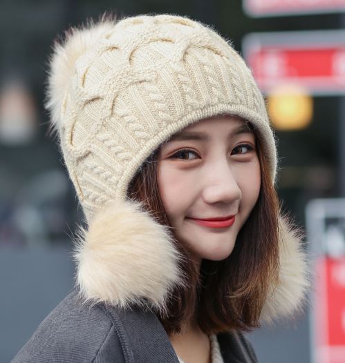 หมวกกันหนาวไหมพรมสีครีม ทรงบีนนี่ยาวปิดหูพร้อมตุ้มเฟอร์น่ารัก3 ตุ้ม(พร้อมส่ง)(FreeSize)