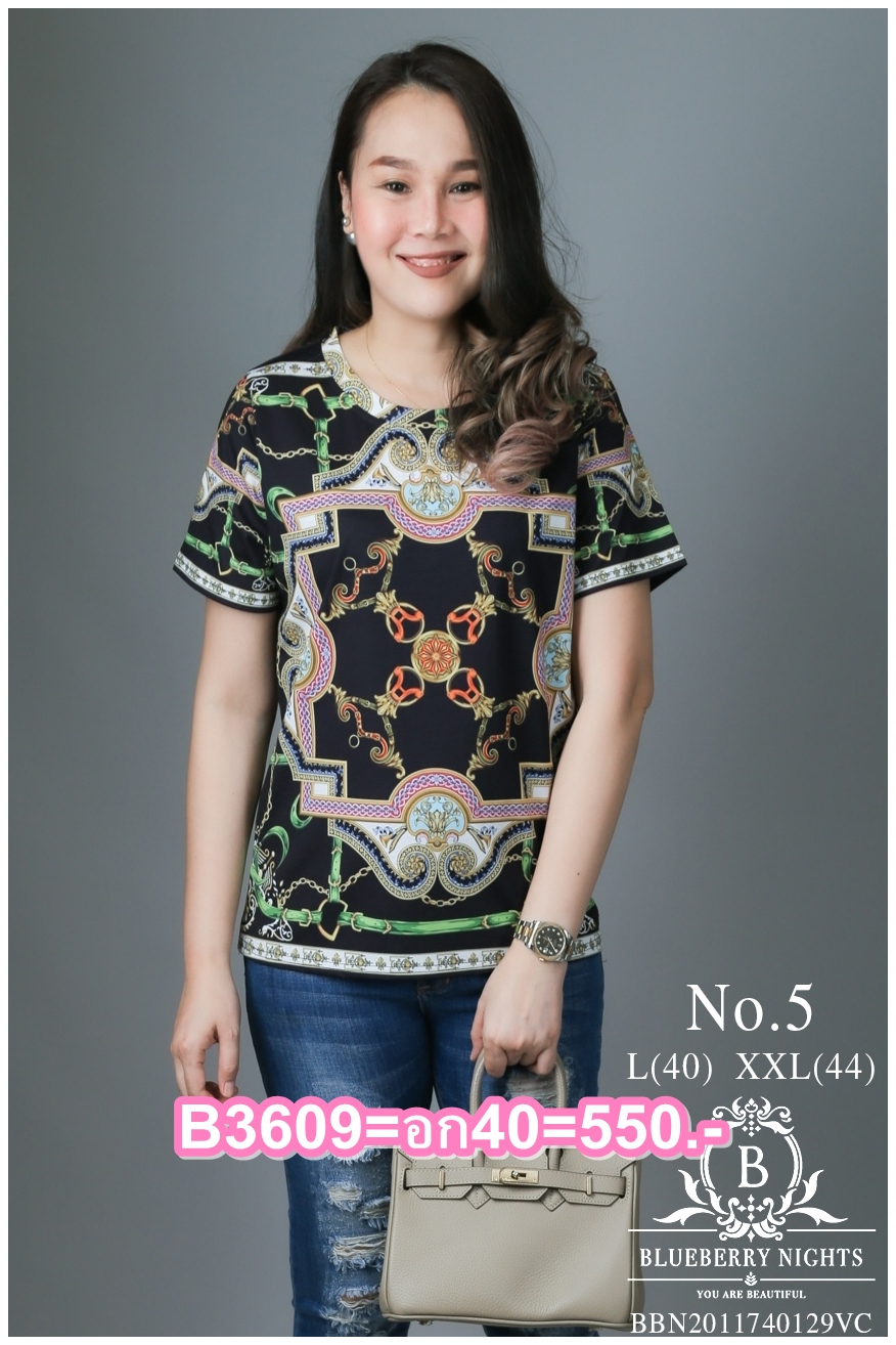 Sale+++B3609 NEW แบรนด์เนมทีเชี้ต ผ้ายืดโพลีเอสเตอร์ผสมเนื้อนุ่มเกรดพรีเมี่ยม ตัดเย็บสวยเนี้ยบสไตล์แบรนด์เนมสุดหรู แพทเทิร์นเสื้อคอกลมแขนสั้น พิมพ์ลายสีคมชัดสวยเป๊ะ ใส่สวยได้ทุกๆโอกาส หรูหราไฮคลาส ใส่สบายมากค่ะ นางแบบใส่ไซส์ L(รอบอก 40) นะคะ 2 ขนาด L(รอบอ