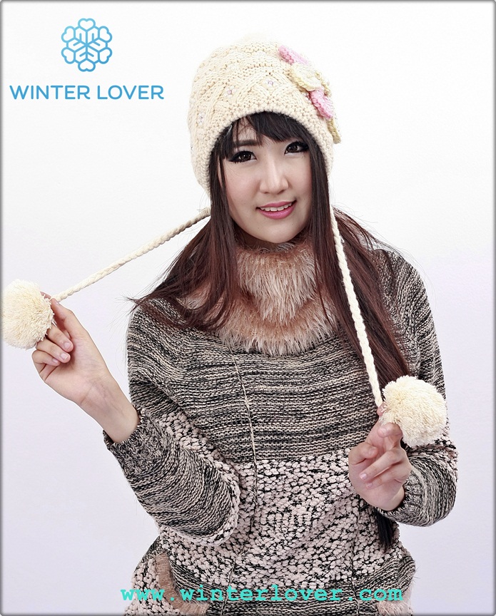 หมวกไหมพรมกันหนาว สีครีม ตกแต่งด้วยดอกไม้ (พร้อมส่ง)(Free Size)