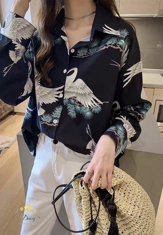 SaLe++#Daisy B3555 เสื้อเชิ้ตผ้าซาตินซิลค์ พิมพ์ลายคมชัด สีดำลายนกกระเรียน ชุดกระดุมหน้า แมทง่ายใส่เข้ากับทุกชุดค่ะ สีดำลายนก ไซส์ อก 40” ยาว 27” หน่วย : นิ้ว / INCHES ลายแต่ละตัวอาจแตกต่างกันเล็กน้อยอยู่ที่การวางผ้า