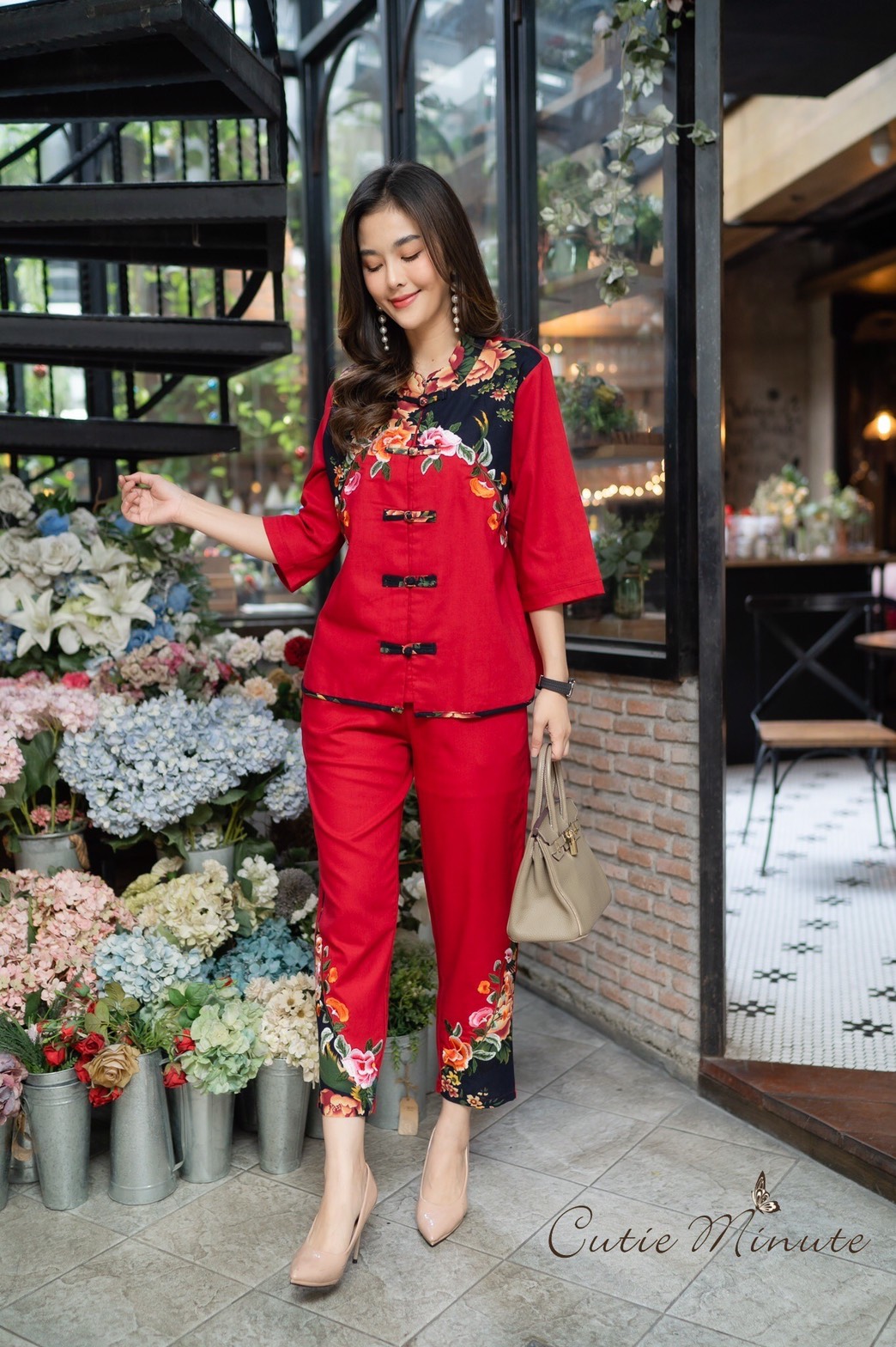 SaLe++#Cutie Minute 14110 ชุดเซ็ทผ้าลินินเกรดพรีเมี่ยม เนื้อผ้านิ่มกำลังดี ดีเทลตกแต่งด้วยงานปักผสมผ้าลายดอกไม้ กางเกงมีกระเป๋าซ่อน ชุดเเต่งด้วยกระดุมจีน กุ้นขอบที่ชายเสื้อ ชุดนี้สวยมากค่ะ ใส่ชุดเดียวสวยสมบูรณ์แบบเลยนะคะ หรือจะแยกชิ้นใส่แมทช์กับชุดอื่นก็ส