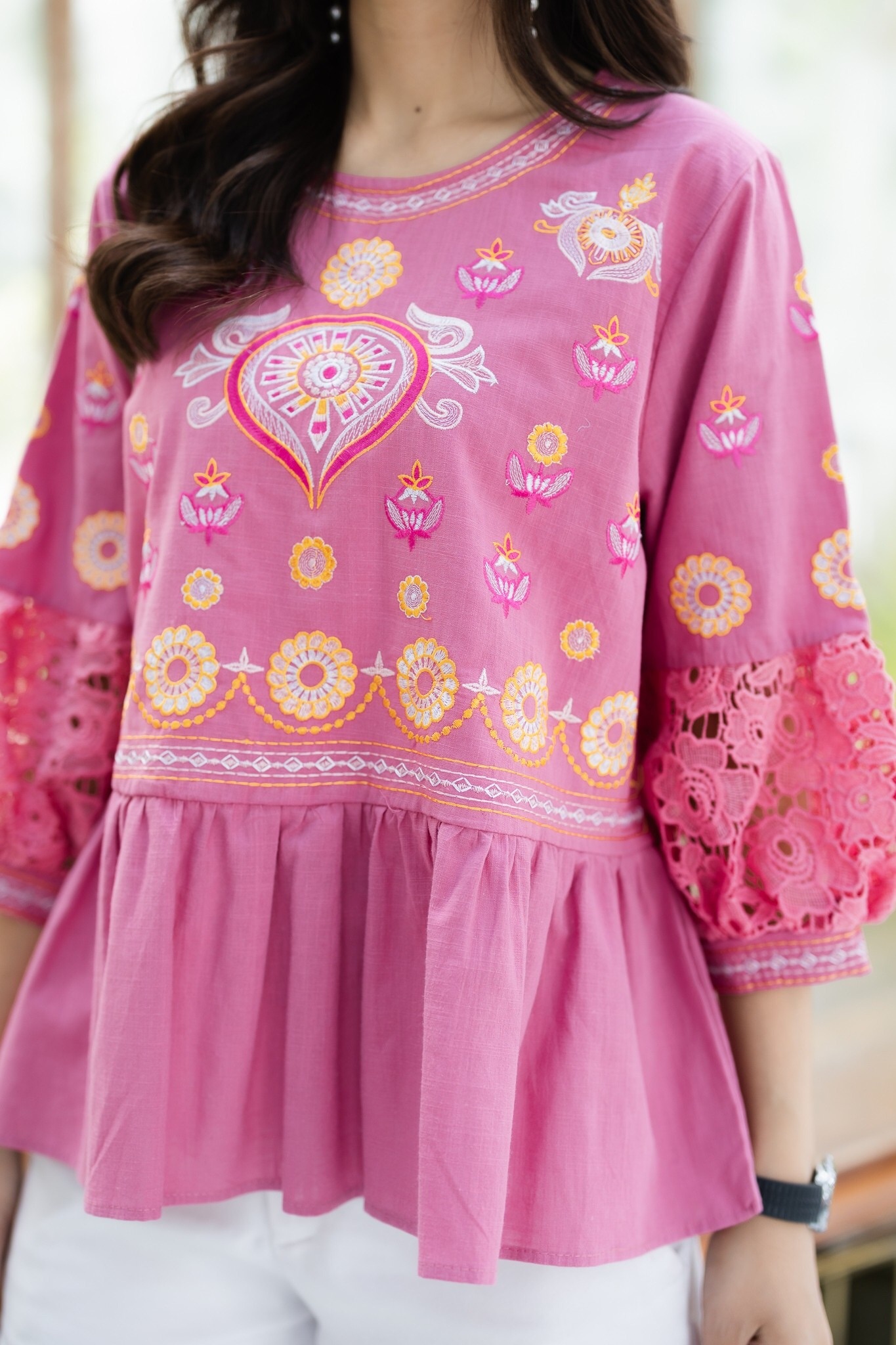 SaLe++#Cutie Minute B3695 เสื้อลินินเกรดพรีเมี่ยม เนื้อผ้าขึ้นลาย เนื้อผ้ามีความนุ่ม ผ้าดีมากค่ะ งานปักฝีมือสวยมากๆค่ะ แต่งเติมแขนด้วยลูกไม้เนื้อหนาสวยสวย เสื้อดีเทลจับจีบระบายเล็กๆ งานปักสวยเนียบ ใส่สวย ใส่สบายจริงๆค่ะ มี 4 สี ฟ้าคราม ส้มอิฐ เขียวไพร ชมพ