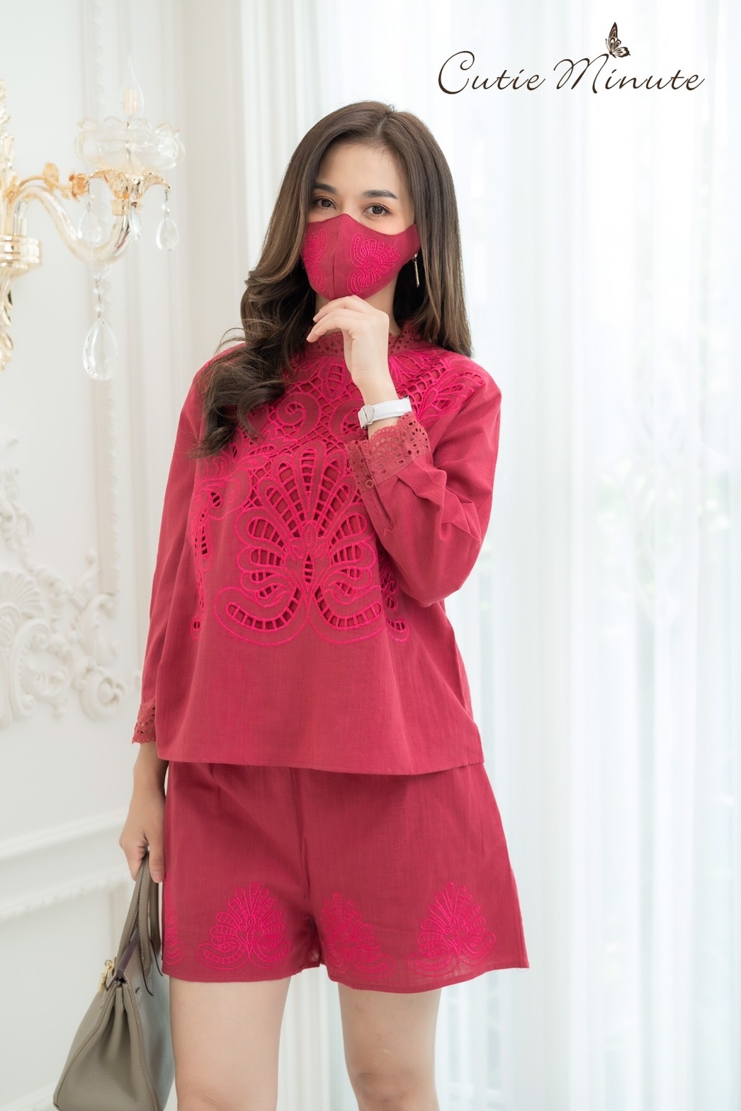 SaLe++14015**ชุดเซ็ท+Maskขาสั้นผ้าลินินเกรดพรีเมี่ยม เนื้อผ้าดี งานดีเทลปักฉลุทั้งตัวสวยมากค่ะ อลังการสุดๆ แต่งขอบตัวผ้าลูกไม้ ชุดเซ็ทดีไซน์สวยเก๋ มีซับในทั้งชุด กางเกงมีกระเป๋าซ่อน ชุดสวยผ้าดีใส่สบาย เหมาะกับอากาศบ้านเรามากๆค่ะ ** Mask ทรงสวยปรับเข้ากับโ