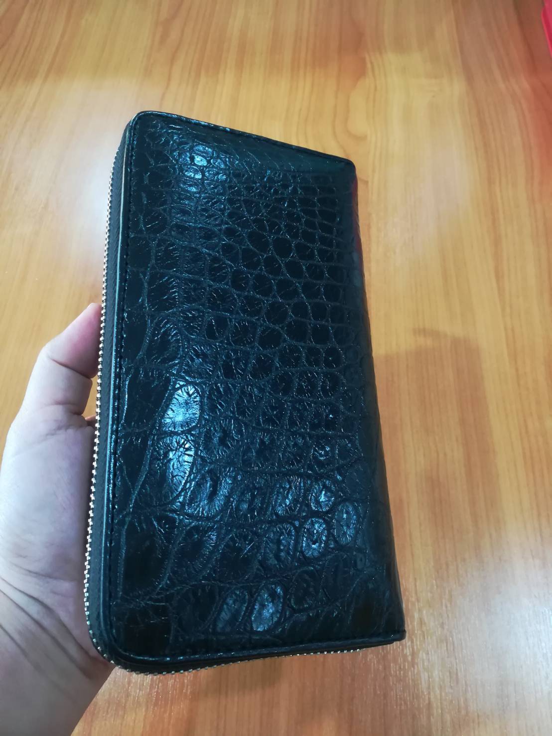 กระเป๋าหนังจระเข้แท้แบบซิปเดี่ยว; สีดำ