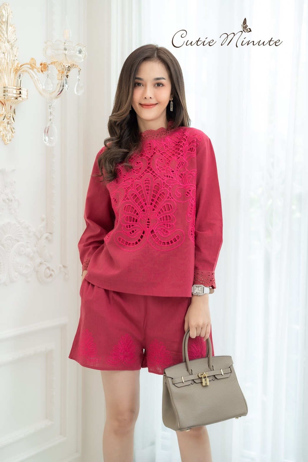 SaLe++14015**ชุดเซ็ท+Maskขาสั้นผ้าลินินเกรดพรีเมี่ยม เนื้อผ้าดี งานดีเทลปักฉลุทั้งตัวสวยมากค่ะ อลังการสุดๆ แต่งขอบตัวผ้าลูกไม้ ชุดเซ็ทดีไซน์สวยเก๋ มีซับในทั้งชุด กางเกงมีกระเป๋าซ่อน ชุดสวยผ้าดีใส่สบาย เหมาะกับอากาศบ้านเรามากๆค่ะ ** Mask ทรงสวยปรับเข้ากับโ