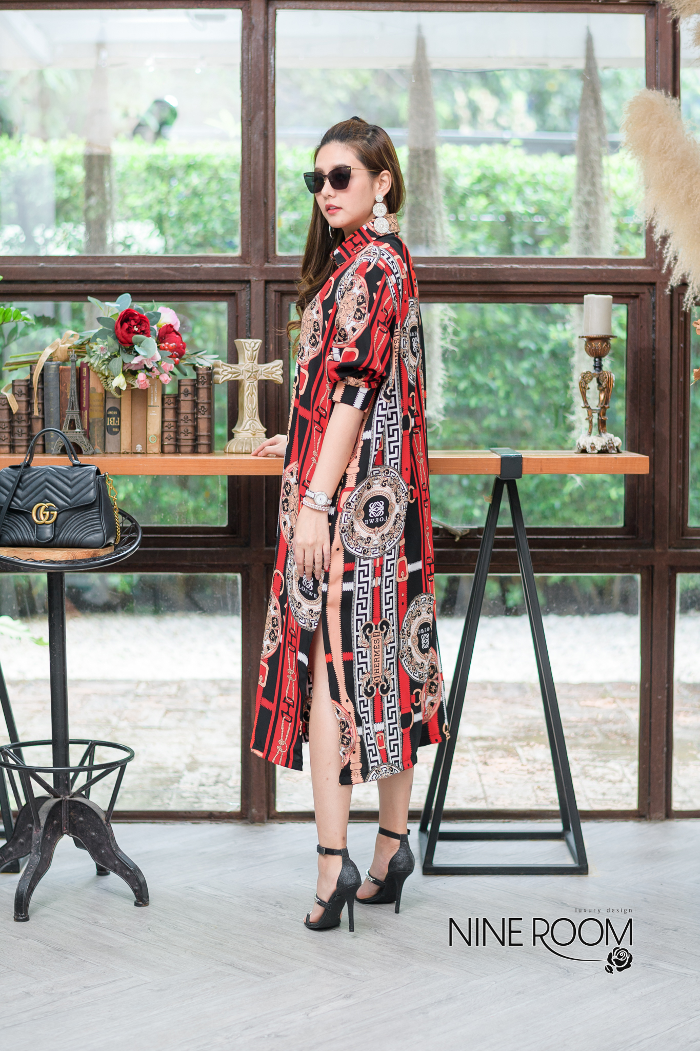 SaLe+++#Nine Room 14106 MAXI SHIRT - แม๊กซี่เชิ๊ตแขนยาวคอปก พร้อมสาบกระดุมยาวด้านหน้า ใช้ผ้าโพลี่ฯผสมซิลล์เกรดพรีเมี่ยม (PREMIUM POLY MIX SILK ) เนื้อผ้าดี ตัวผ้านุ่ม ไม่คัน มีความโดดเด่นด้วยงานพิมพ์ลายไฮแบรนด์ทั้งตัว มาพร้อมกระเป๋าข้างค่ะ •Color |3สี 1.