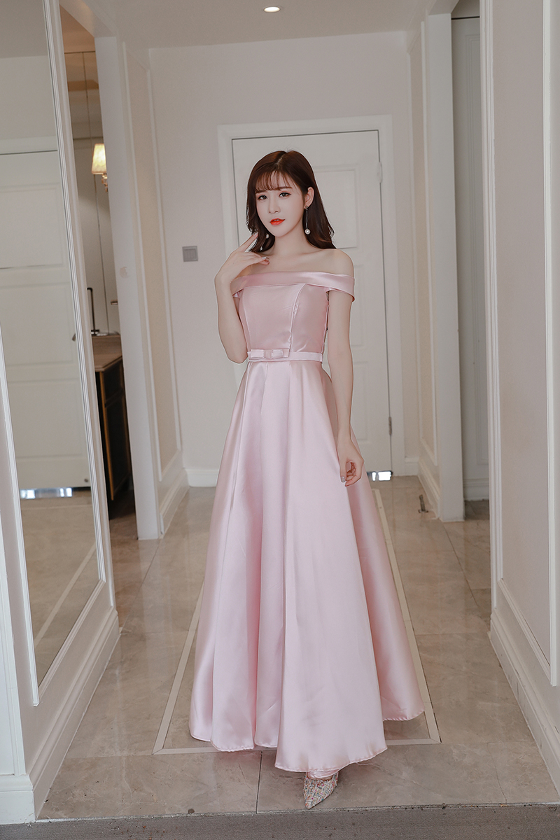 ชุดไปงานแต่งงานสีชมพู
