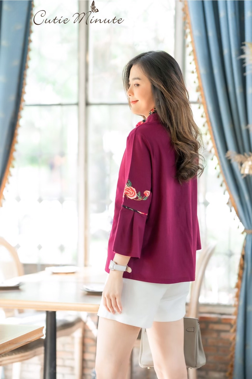 Sale+++#Cutie Minute B3639 เสื้อผ้าฝ้ายลินินเกาหลีเกรดพรีเมี่ยม เสื้อไตส์จีนเก๋เก๋ ดีเทลปกคอ2ชั้นจับจีบสวยงาม แขนจับจีบบานนิดๆ มาพร้อมงานปักดอกไม้สวยมากค่ะ ดีเทลเเน่นทั้งตัว สวยเลอค่ามากค่ะ มี สี เขียว กรม ส้ม อก ฟรีไซส์ 43" เอว ฟรีไซส์ 43" สะโพ