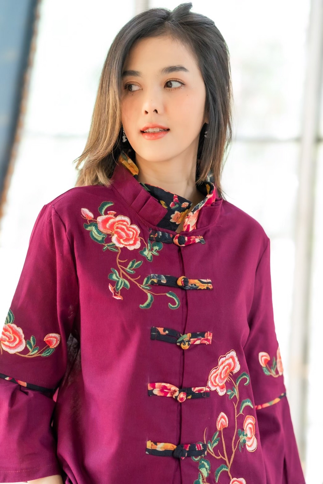 Sale+++#Cutie Minute B3639 เสื้อผ้าฝ้ายลินินเกาหลีเกรดพรีเมี่ยม เสื้อไตส์จีนเก๋เก๋ ดีเทลปกคอ2ชั้นจับจีบสวยงาม แขนจับจีบบานนิดๆ มาพร้อมงานปักดอกไม้สวยมากค่ะ ดีเทลเเน่นทั้งตัว สวยเลอค่ามากค่ะ มี สี เขียว กรม ส้ม อก ฟรีไซส์ 43" เอว ฟรีไซส์ 43" สะโพ