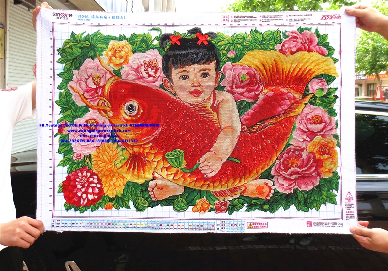 เด็กกอดปลาคราฟ 95x67cm ครอสติสปักสำเร็จ ไม่รวมกรอบ งานฝีมือ DIY