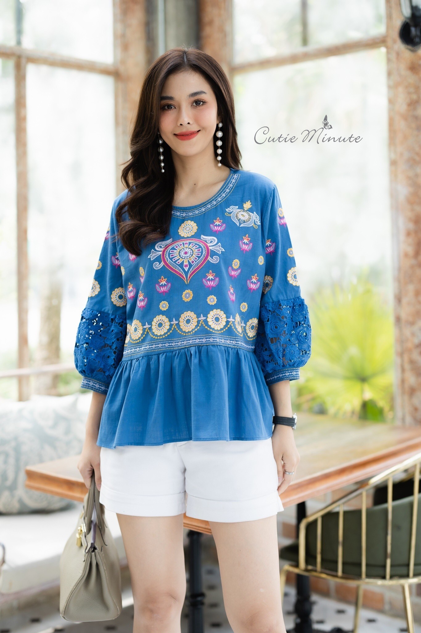 SaLe++#Cutie Minute B3695 เสื้อลินินเกรดพรีเมี่ยม เนื้อผ้าขึ้นลาย เนื้อผ้ามีความนุ่ม ผ้าดีมากค่ะ งานปักฝีมือสวยมากๆค่ะ แต่งเติมแขนด้วยลูกไม้เนื้อหนาสวยสวย เสื้อดีเทลจับจีบระบายเล็กๆ งานปักสวยเนียบ ใส่สวย ใส่สบายจริงๆค่ะ มี 4 สี ฟ้าคราม ส้มอิฐ เขียวไพร ชมพ