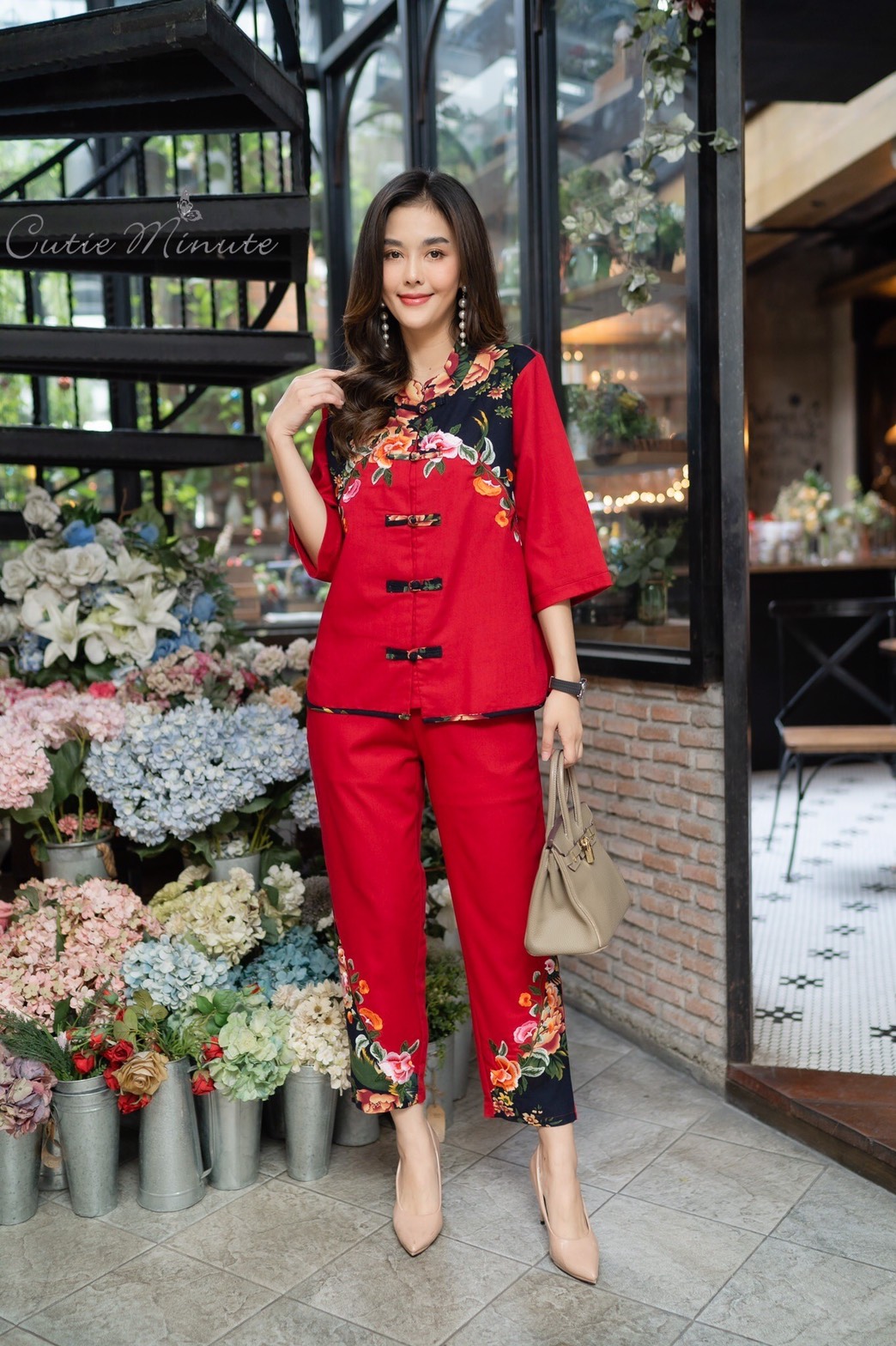 SaLe++#Cutie Minute 14110 ชุดเซ็ทผ้าลินินเกรดพรีเมี่ยม เนื้อผ้านิ่มกำลังดี ดีเทลตกแต่งด้วยงานปักผสมผ้าลายดอกไม้ กางเกงมีกระเป๋าซ่อน ชุดเเต่งด้วยกระดุมจีน กุ้นขอบที่ชายเสื้อ ชุดนี้สวยมากค่ะ ใส่ชุดเดียวสวยสมบูรณ์แบบเลยนะคะ หรือจะแยกชิ้นใส่แมทช์กับชุดอื่นก็ส