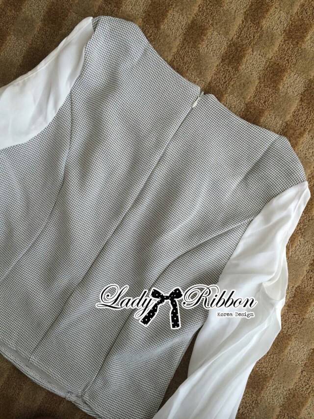 SAlE++D7573**อก36**เซ็ตเสื้อคัทเอาท์ไหล่ตัดต่อผ้าชีฟองและกระโปรงระบาย ตัวเสื้อเป็นทรงคัทเอาท์ที่ไหล่ ช่วงแขนตัดต่อผ้าชีฟองสีขาว ช่วงตัวเป็นผ้าคอตตอนแบบหนาลายตารางละเอียด มาพร้อมเข็มกลัด c ไขว้ประดับเพชรแบบแบรนด์ชาแนล กระโปรงเป็นทรงรัฟเฟิ้ล ระบายช่วงปลาย เ